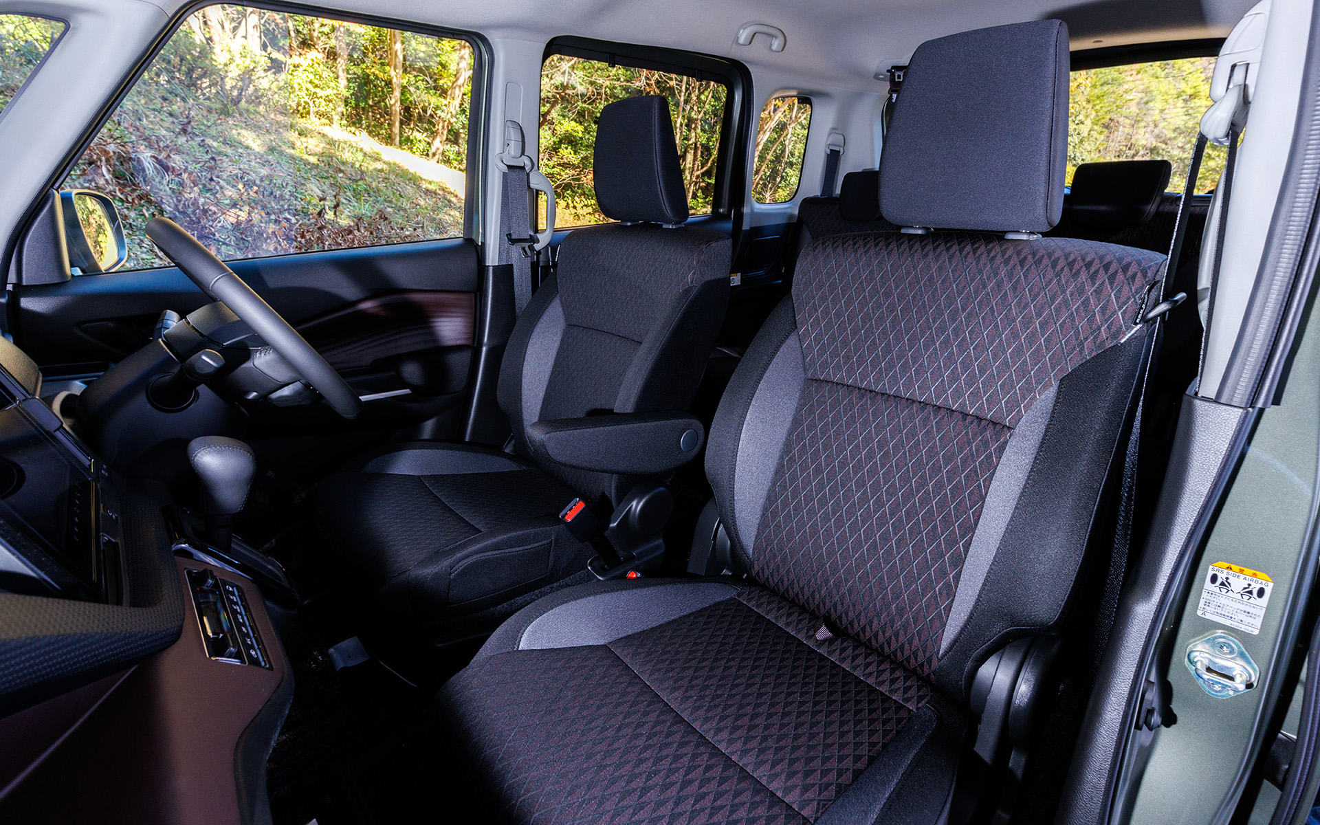 シートはリビングにあるシックなソファをイメージ