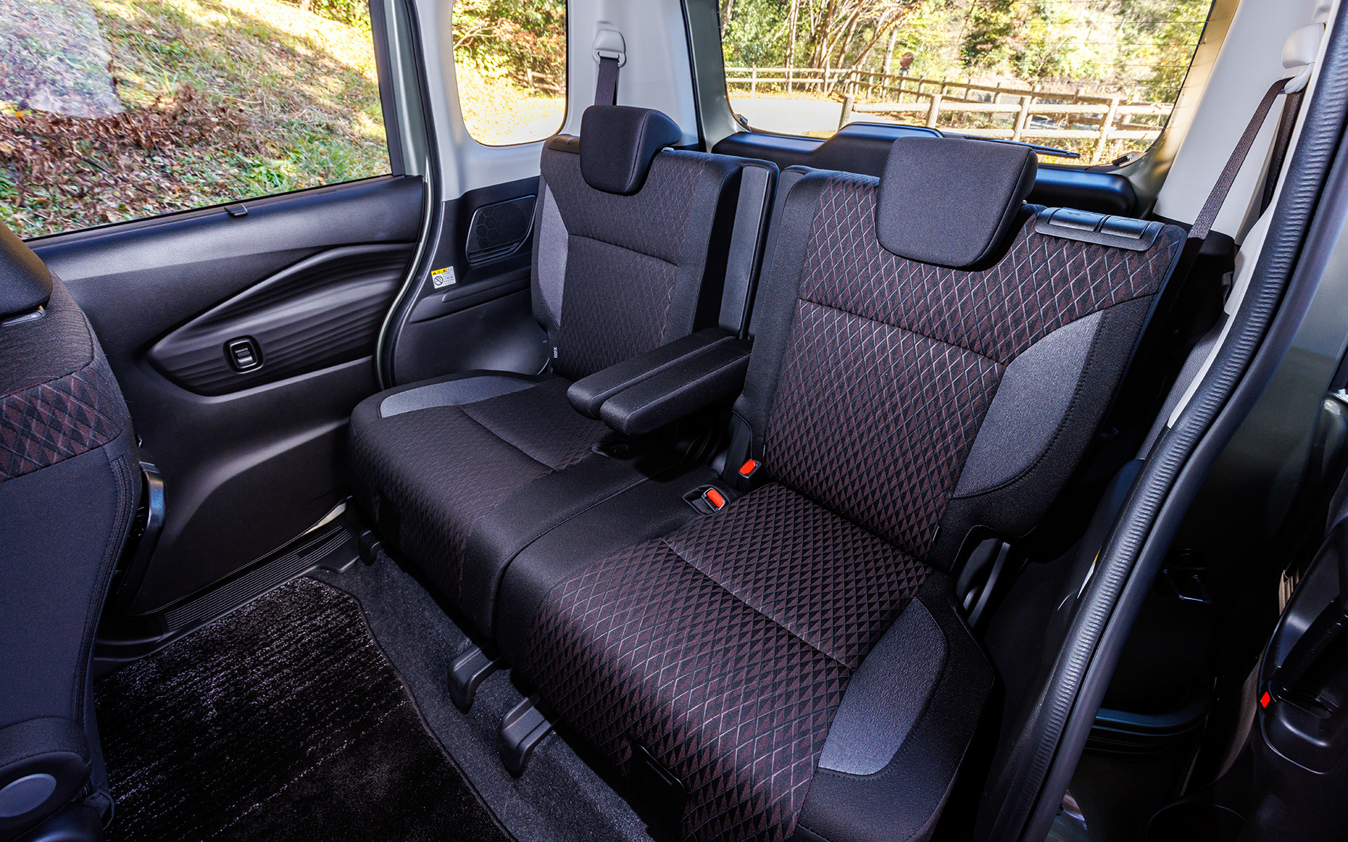 シートはリビングにあるシックなソファをイメージ