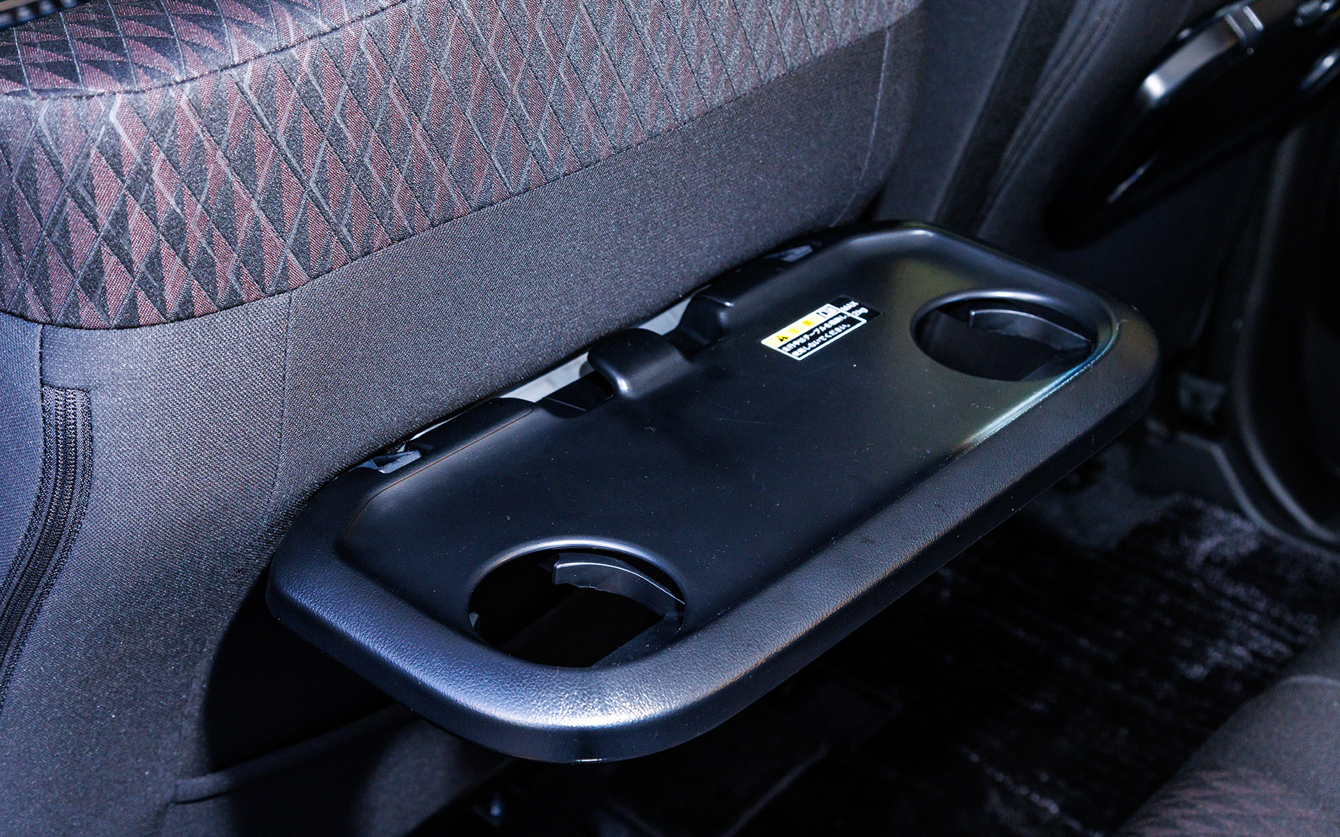 運転席と助手席の背面には後席の人が使えるパーソナルテーブルを採用。くつろぎの時間を過ごせる