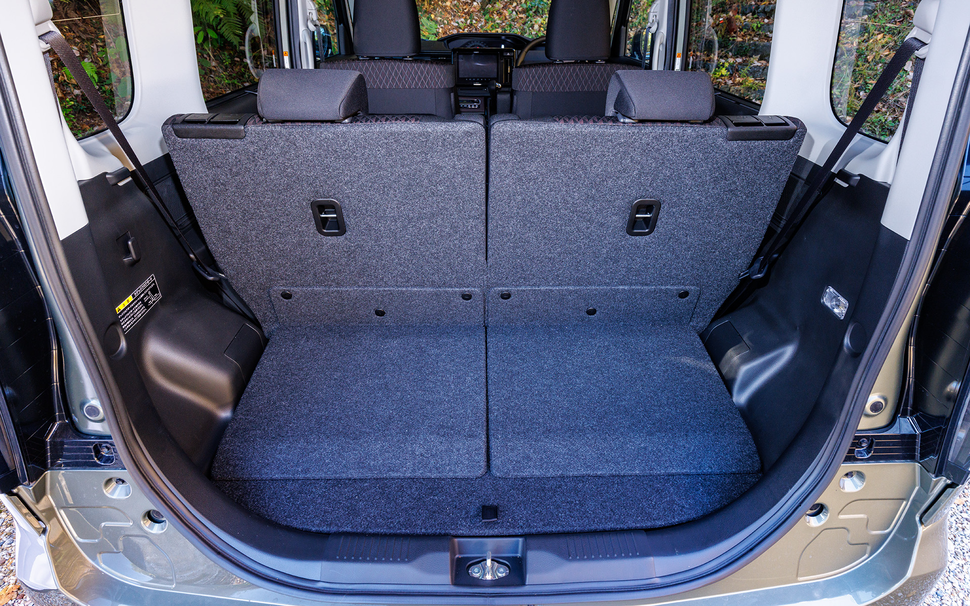 分割可倒式のリアシートはそれぞれ165mmスライド可能。荷物の量や乗員人数によって使い分けできる