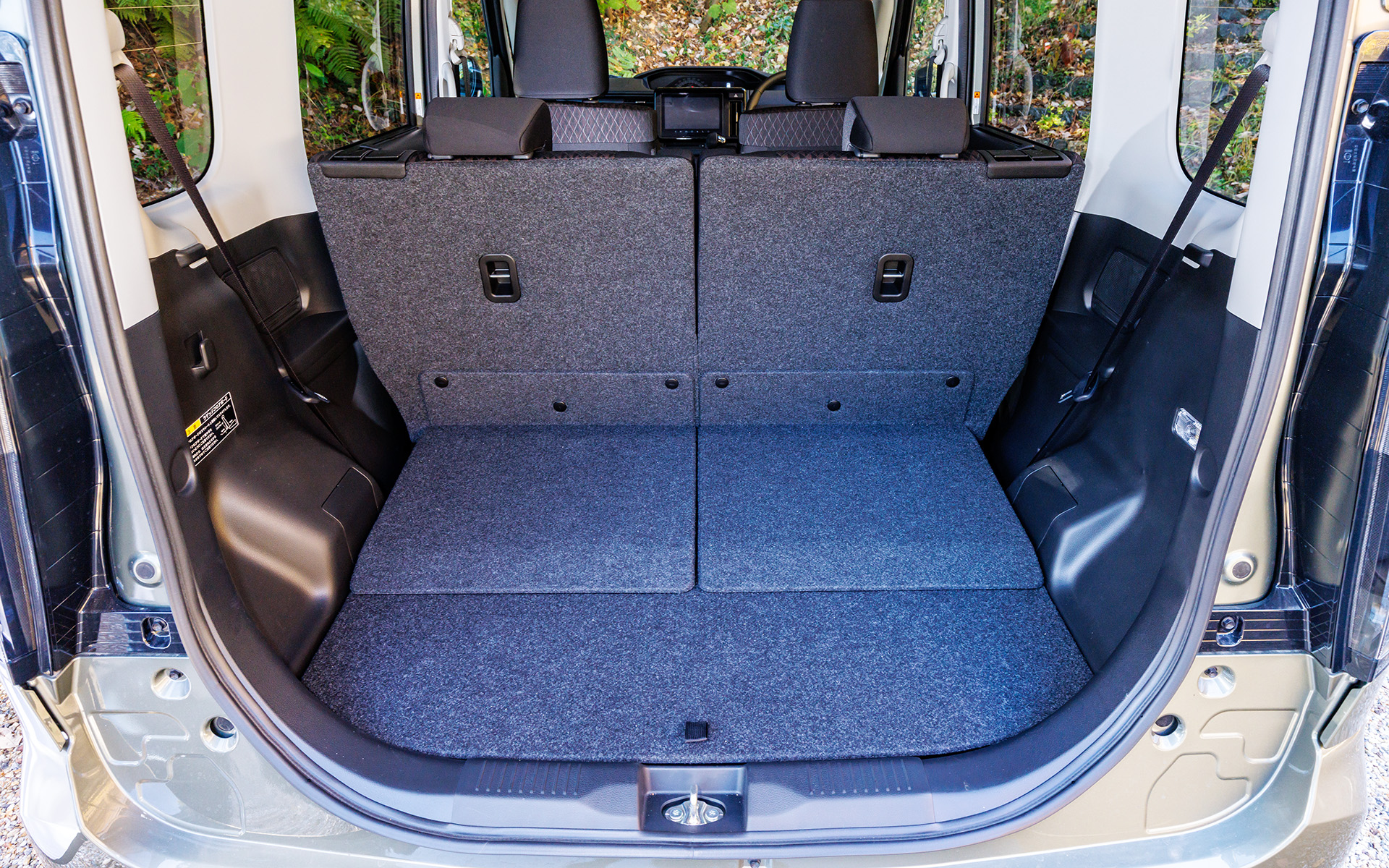 分割可倒式のリアシートはそれぞれ165mmスライド可能。荷物の量や乗員人数によって使い分けできる