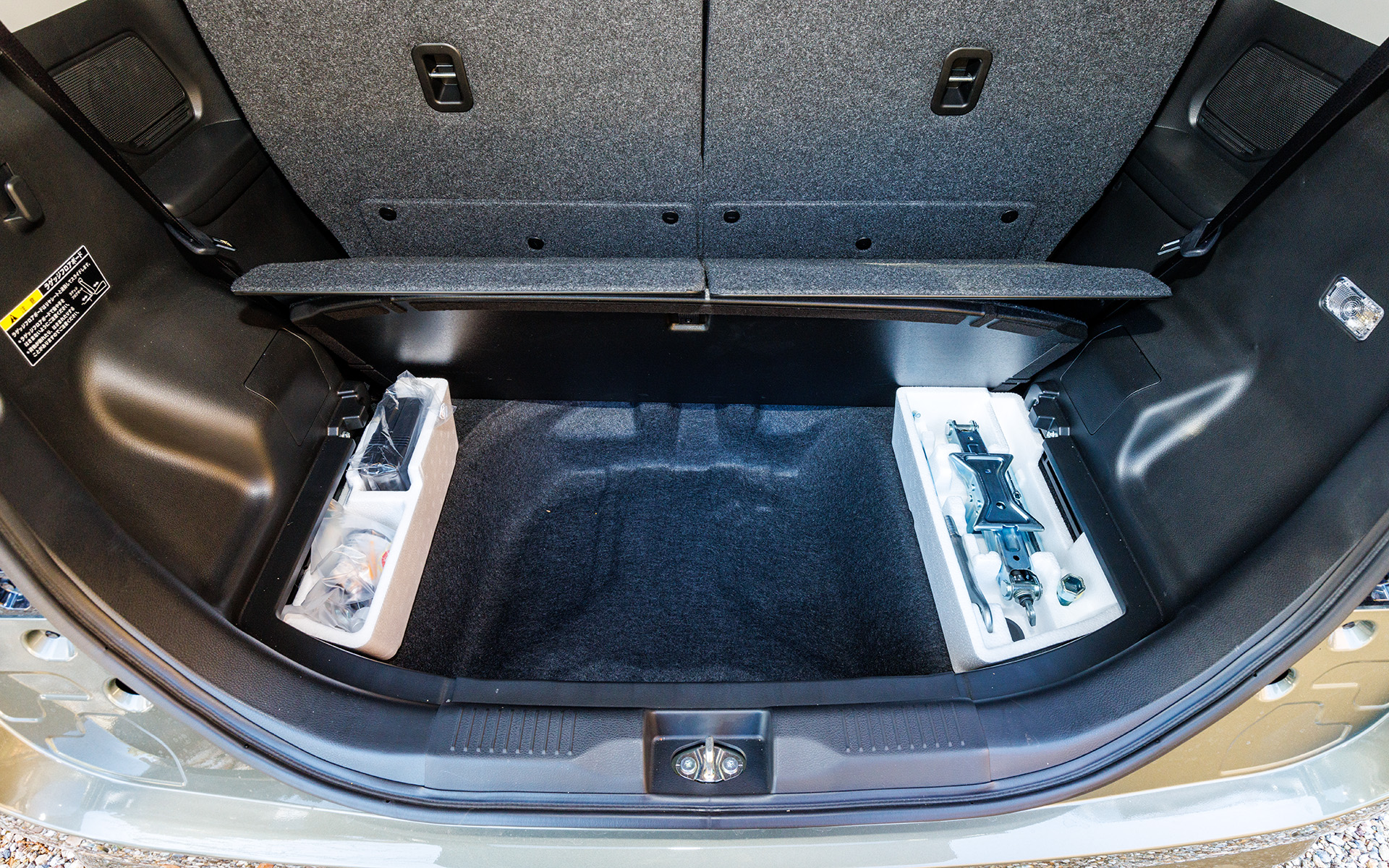 2WDモデルはラゲッジボードの下にサブトランクを備える