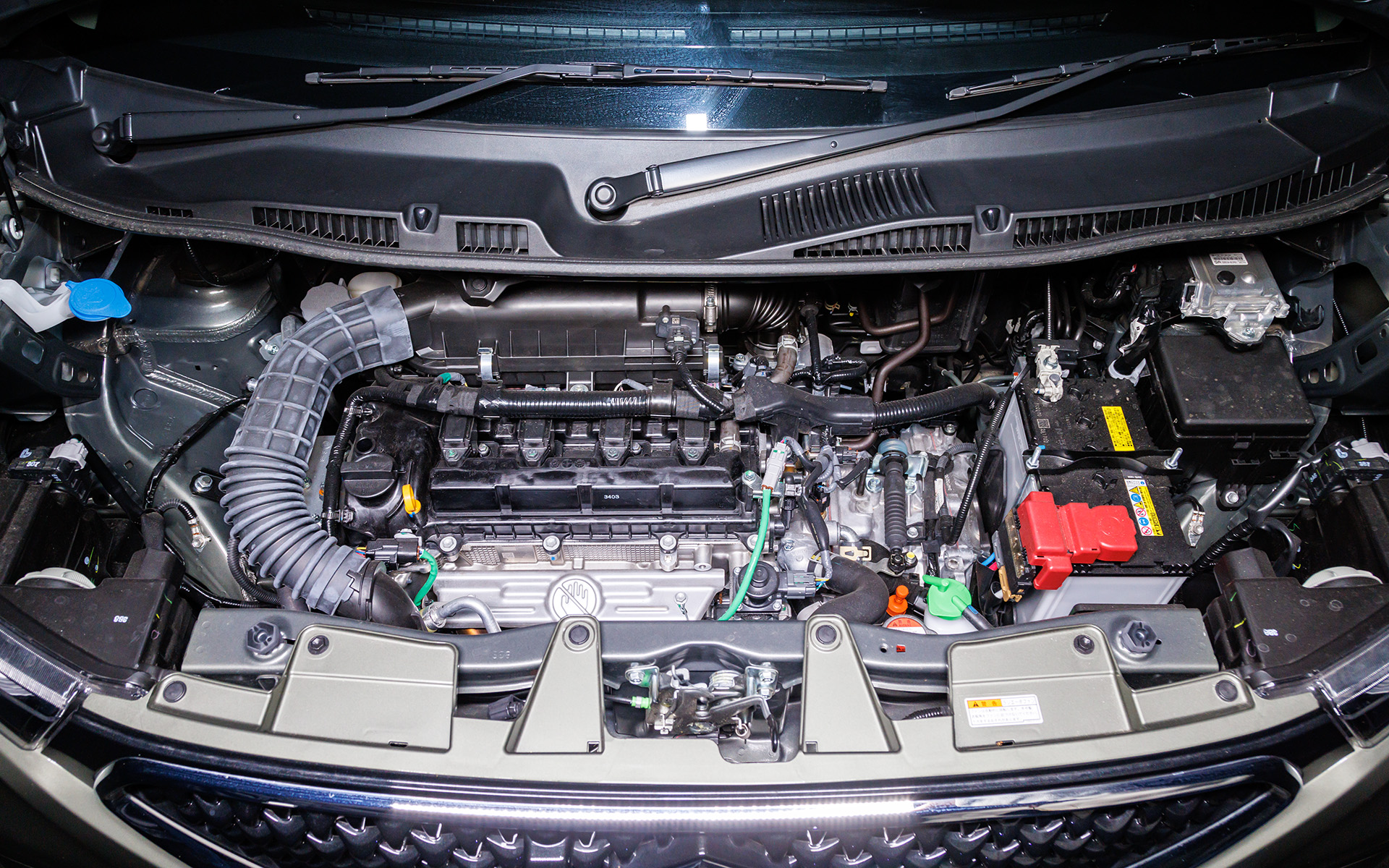 最高出力67kW（91PS）/6000rpm、最大トルク118Nm（12.0kgfm）/4400rpmを発生する直列4気筒DOHC 1.2リッター「K12C」エンジンを搭載。フロントに最高出力2.3kW（3.1PS）/1000rpm、最大トルク50Nm（5.1kgfm）/100rpmを発生する「WA05A」モーターを搭載する。トランスミッションはCVTを採用