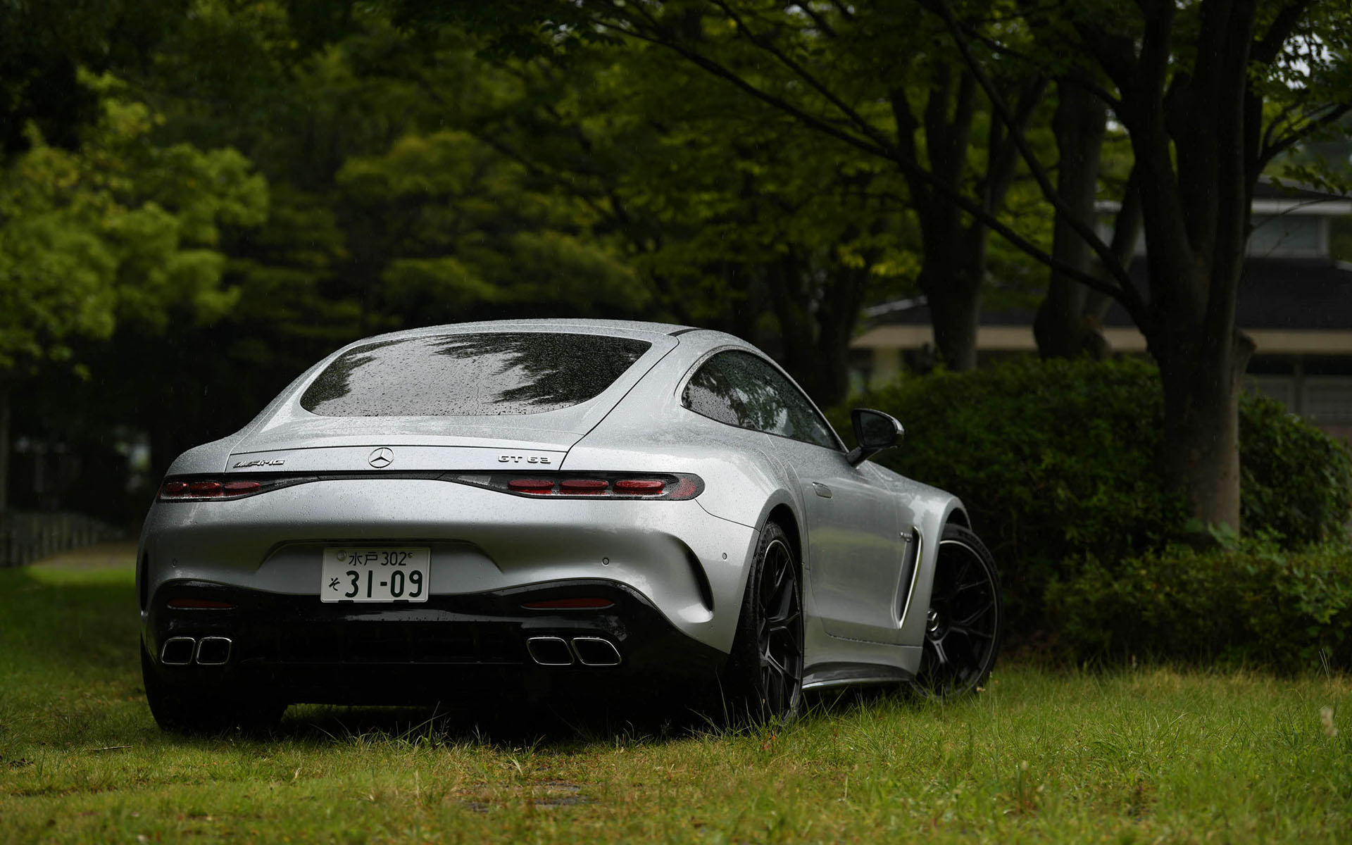 メルセデスAMG GT 63 4MATIC＋ クーペ（2750万円/車両提供：メルセデス・ベンツ日本合同会社）。ボディサイズは4730×1985×1355mm（全長×全幅×全高）、ホイールベースは2700mm。車両重量は1940kg