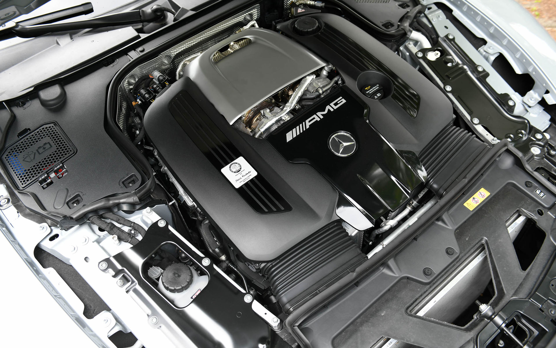 パワートレーンは最高出力430kW（585PS）/5500-6500rpm、最大トルク800Nm/2500-5000rpmを発生するV型8気筒4.0リッター「M177」エンジンを搭載。トランスミッションには9速ATを組み合わせる。駆動方式は4MATICの名が示すとおり4輪駆動