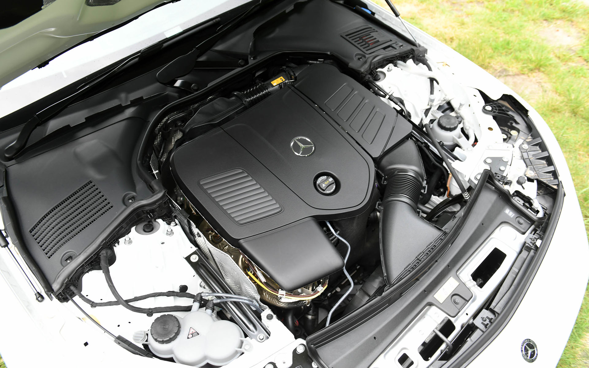 パワートレーンは最高出力150kW（204PS）/5800rpm、最大トルク320Nm/1600-4000rpmを発生する直列4気筒2.0リッターターボ「254M20」エンジンを搭載。加えて、オルタネーターとスターターの機能を兼ねる最高出力17kW/1500-3000rpm、最大トルク205Nm/0-750rpmを発生する交流同期モーター「EM0024」を用いる「ISG」（インテグレーテッド・スターター・ジェネレーター）を搭載。トランスミッションは9速ATを採用する。駆動方式は後輪駆動