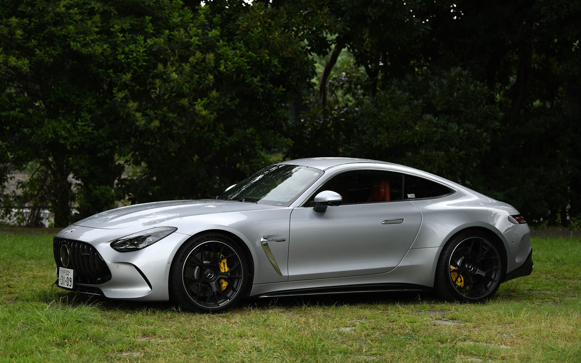 AMG独自開発モデルとなるメルセデスAMG GT 63 4MATIC＋ クーペ。ワイドな専用フロントグリルや、ロングホイールベース、ショートオーバーハングなど、独特のデザインが取り入れられている。リアエンドには電動格納式のリトラクタブルリアスポイラーも備わる。タイヤサイズはフロント295/30R21、リア305/30R21。試乗車はミシュラン「パイロットスポーツ S 5」を装着