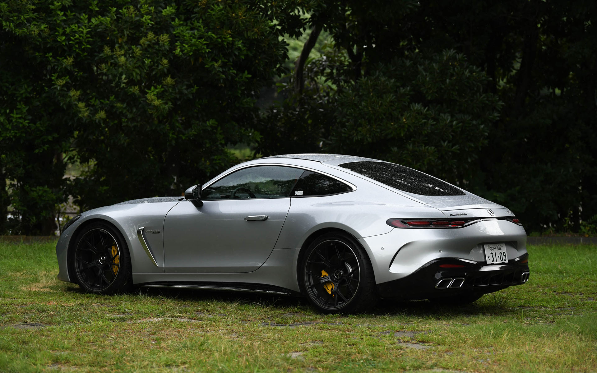 AMG独自開発モデルとなるメルセデスAMG GT 63 4MATIC＋ クーペ。ワイドな専用フロントグリルや、ロングホイールベース、ショートオーバーハングなど、独特のデザインが取り入れられている。リアエンドには電動格納式のリトラクタブルリアスポイラーも備わる。タイヤサイズはフロント295/30R21、リア305/30R21。試乗車はミシュラン「パイロットスポーツ S 5」を装着