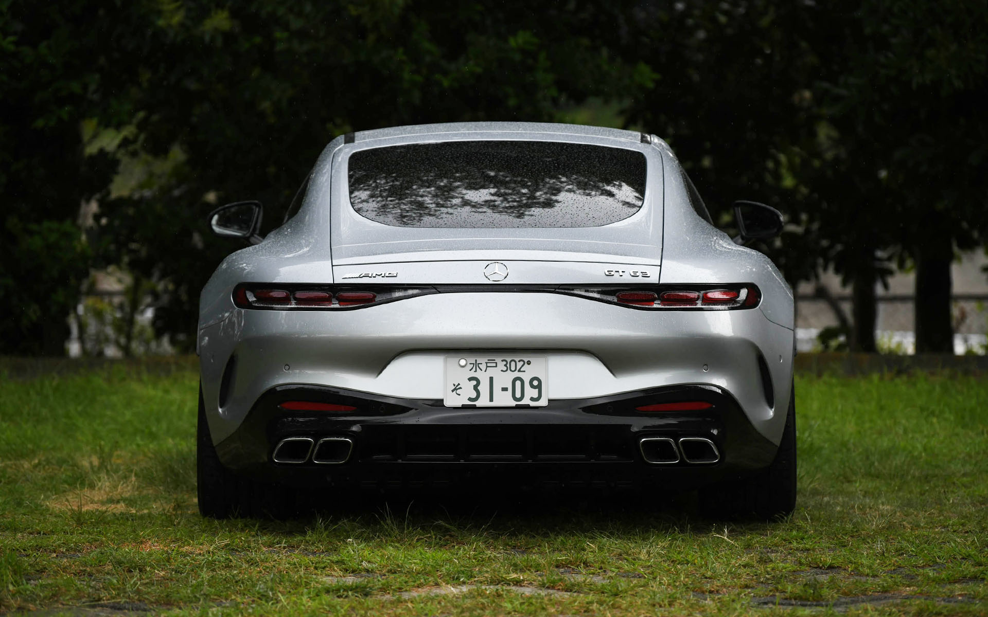 AMG独自開発モデルとなるメルセデスAMG GT 63 4MATIC＋ クーペ。ワイドな専用フロントグリルや、ロングホイールベース、ショートオーバーハングなど、独特のデザインが取り入れられている。リアエンドには電動格納式のリトラクタブルリアスポイラーも備わる。タイヤサイズはフロント295/30R21、リア305/30R21。試乗車はミシュラン「パイロットスポーツ S 5」を装着