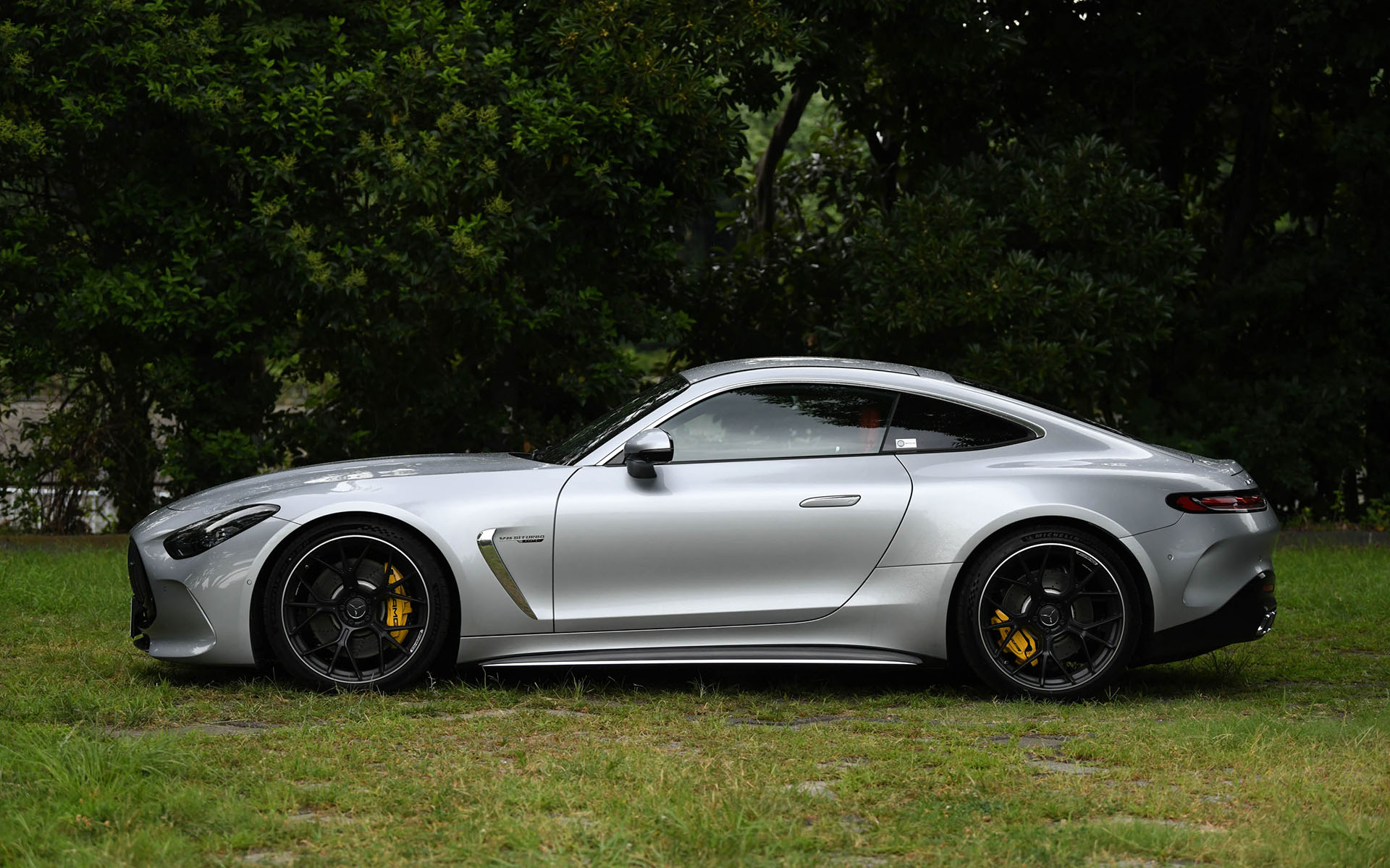 AMG独自開発モデルとなるメルセデスAMG GT 63 4MATIC＋ クーペ。ワイドな専用フロントグリルや、ロングホイールベース、ショートオーバーハングなど、独特のデザインが取り入れられている。リアエンドには電動格納式のリトラクタブルリアスポイラーも備わる。タイヤサイズはフロント295/30R21、リア305/30R21。試乗車はミシュラン「パイロットスポーツ S 5」を装着