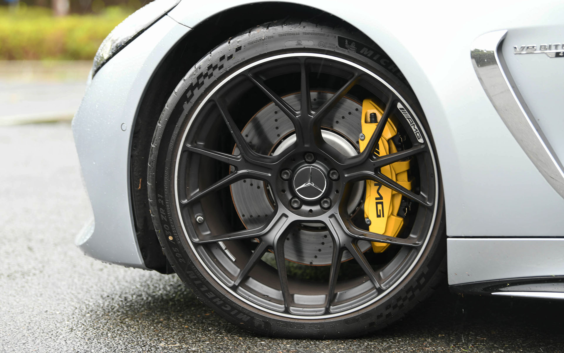 AMG独自開発モデルとなるメルセデスAMG GT 63 4MATIC＋ クーペ。ワイドな専用フロントグリルや、ロングホイールベース、ショートオーバーハングなど、独特のデザインが取り入れられている。リアエンドには電動格納式のリトラクタブルリアスポイラーも備わる。タイヤサイズはフロント295/30R21、リア305/30R21。試乗車はミシュラン「パイロットスポーツ S 5」を装着