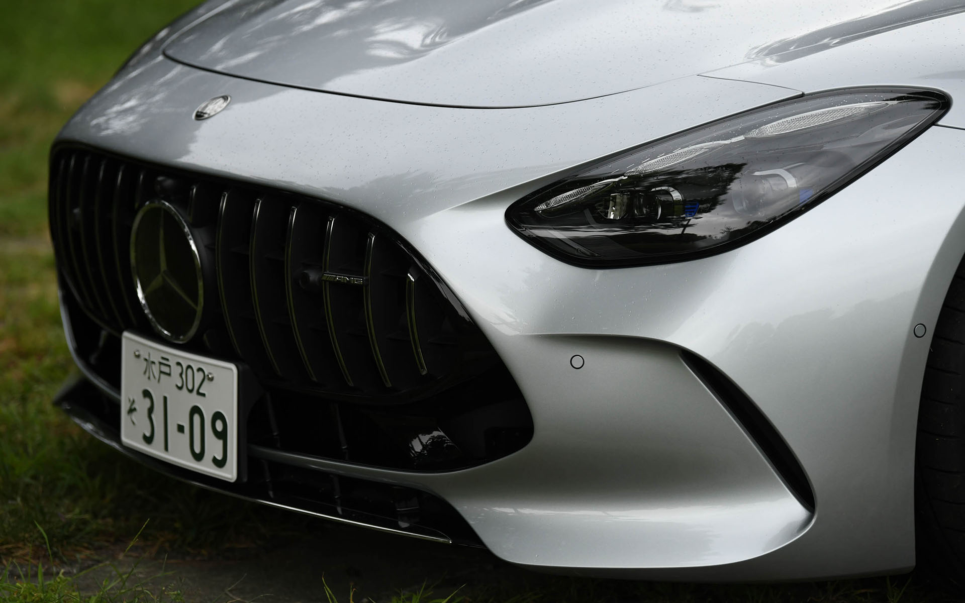 AMG独自開発モデルとなるメルセデスAMG GT 63 4MATIC＋ クーペ。ワイドな専用フロントグリルや、ロングホイールベース、ショートオーバーハングなど、独特のデザインが取り入れられている。リアエンドには電動格納式のリトラクタブルリアスポイラーも備わる。タイヤサイズはフロント295/30R21、リア305/30R21。試乗車はミシュラン「パイロットスポーツ S 5」を装着