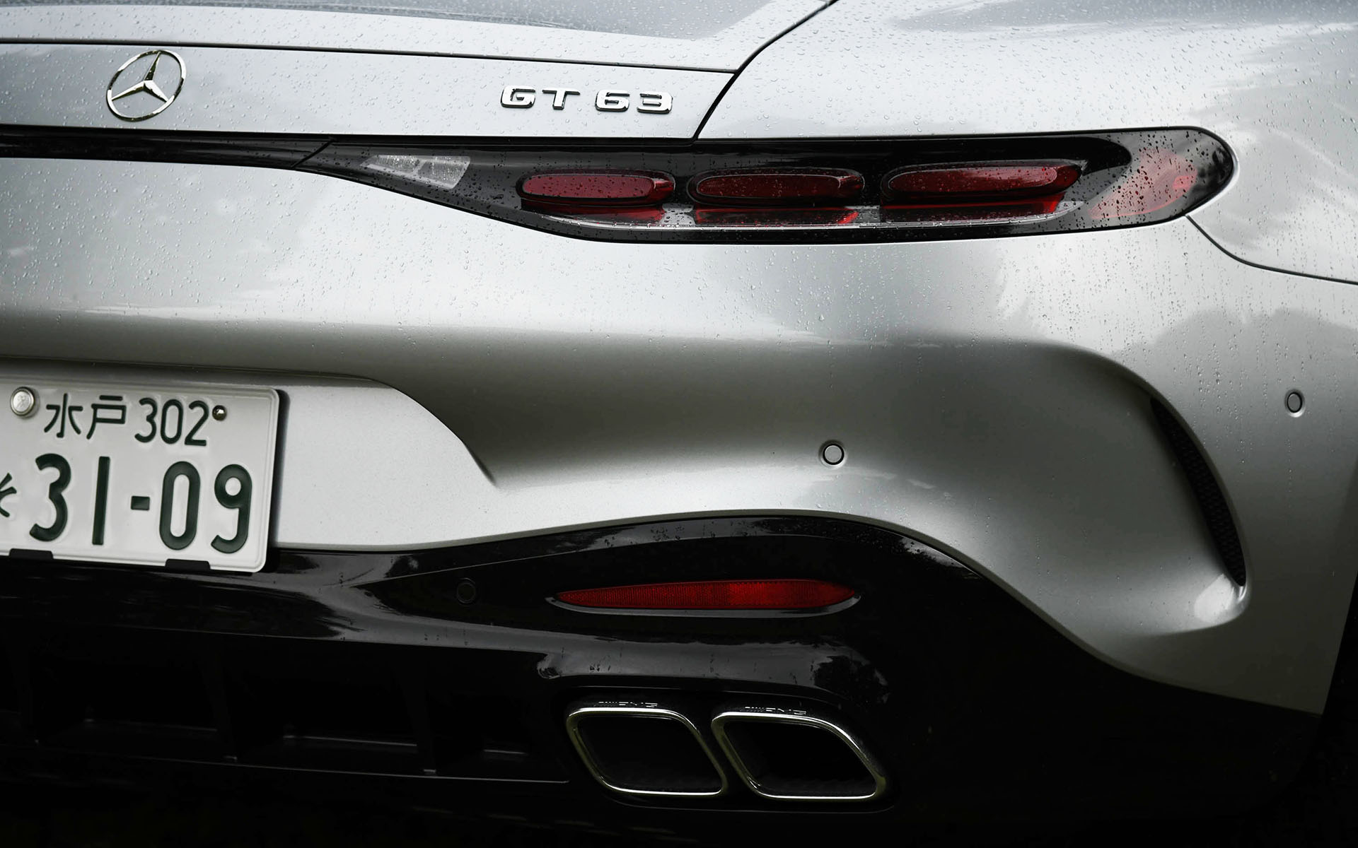 AMG独自開発モデルとなるメルセデスAMG GT 63 4MATIC＋ クーペ。ワイドな専用フロントグリルや、ロングホイールベース、ショートオーバーハングなど、独特のデザインが取り入れられている。リアエンドには電動格納式のリトラクタブルリアスポイラーも備わる。タイヤサイズはフロント295/30R21、リア305/30R21。試乗車はミシュラン「パイロットスポーツ S 5」を装着