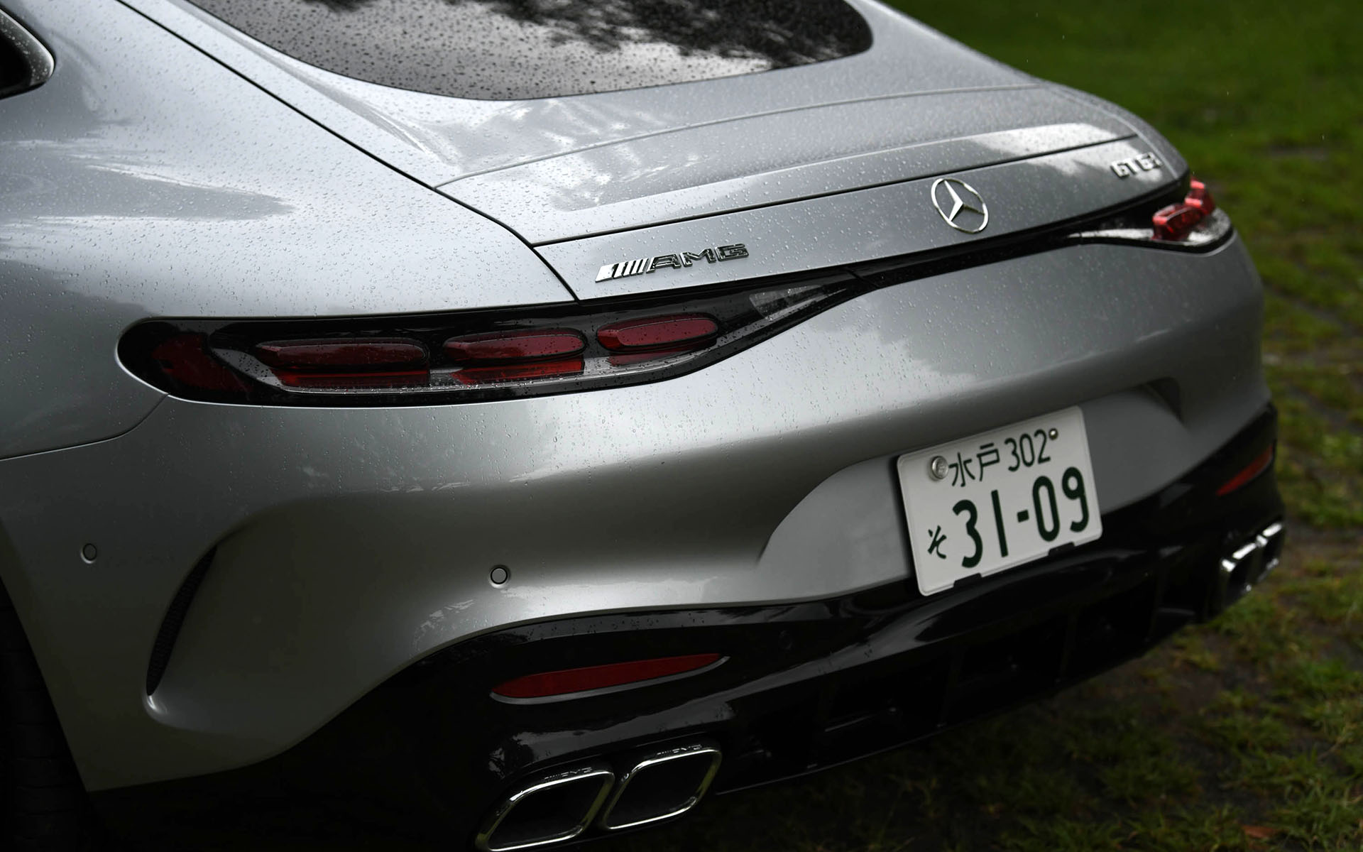 AMG独自開発モデルとなるメルセデスAMG GT 63 4MATIC＋ クーペ。ワイドな専用フロントグリルや、ロングホイールベース、ショートオーバーハングなど、独特のデザインが取り入れられている。リアエンドには電動格納式のリトラクタブルリアスポイラーも備わる。タイヤサイズはフロント295/30R21、リア305/30R21。試乗車はミシュラン「パイロットスポーツ S 5」を装着