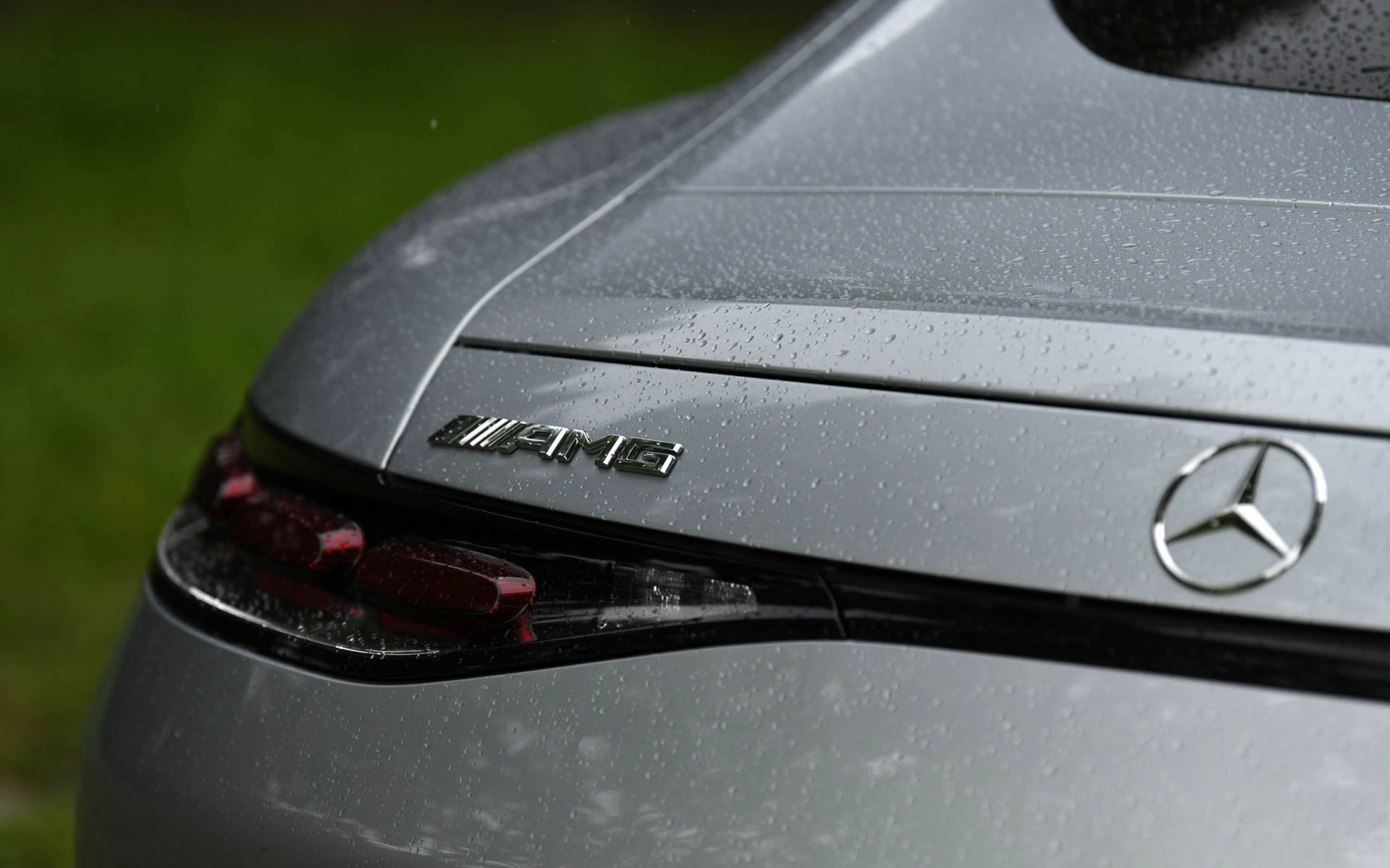 AMG独自開発モデルとなるメルセデスAMG GT 63 4MATIC＋ クーペ。ワイドな専用フロントグリルや、ロングホイールベース、ショートオーバーハングなど、独特のデザインが取り入れられている。リアエンドには電動格納式のリトラクタブルリアスポイラーも備わる。タイヤサイズはフロント295/30R21、リア305/30R21。試乗車はミシュラン「パイロットスポーツ S 5」を装着