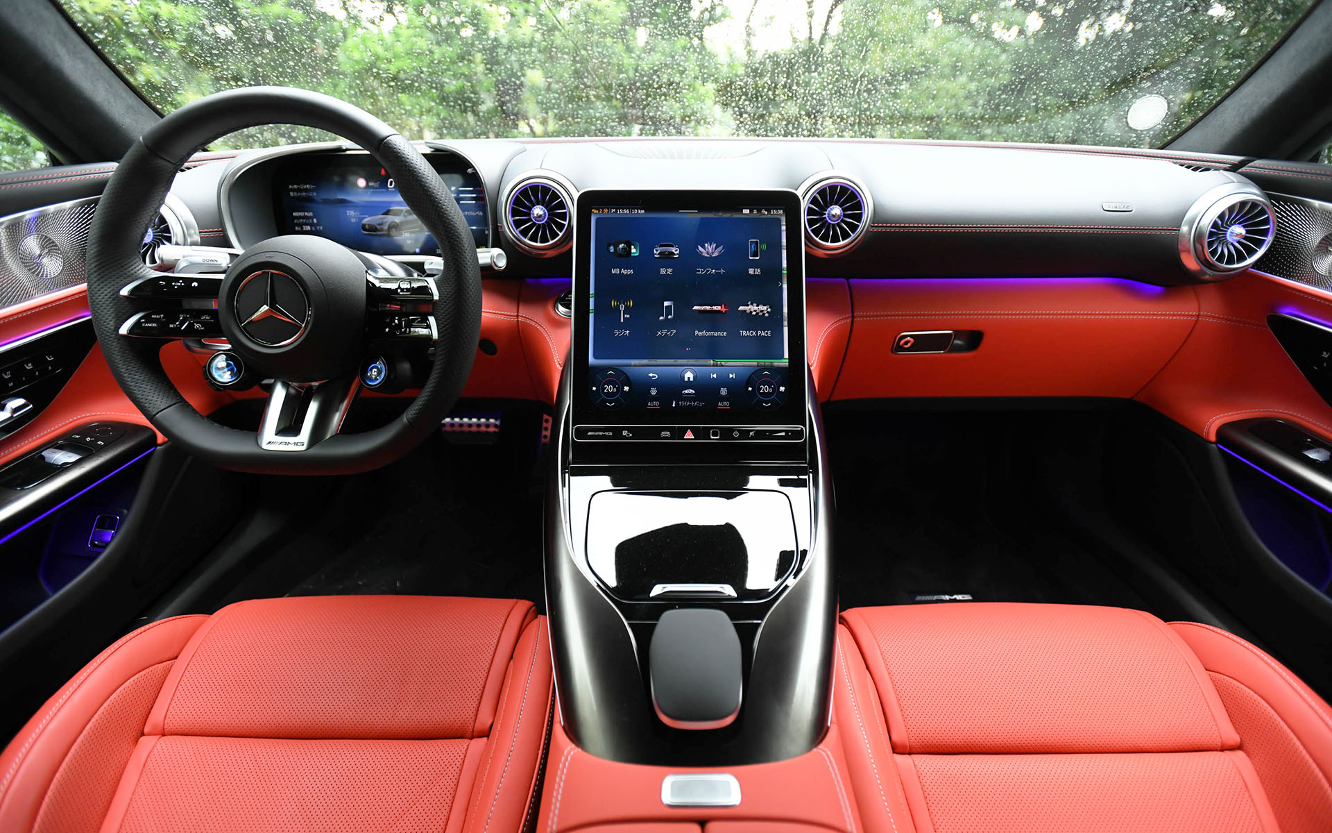 アナログとデジタルを融合した“ハイパーアナログ”デザインのインテリア。ウイング形状のダッシュボードや、NACTダクトデザインの採用など、航空機からインスパイアされたデザインが用いられている。12.3インチのデジタルコックピットディスプレイは好みに応じて表示を変更可能。11.9インチの縦型メディアディスプレイも標準装備され、「Hi, Mercedes」をキーワードとして起動する対話型インフォテインメントシステム「MBUX」の第2世代が搭載される