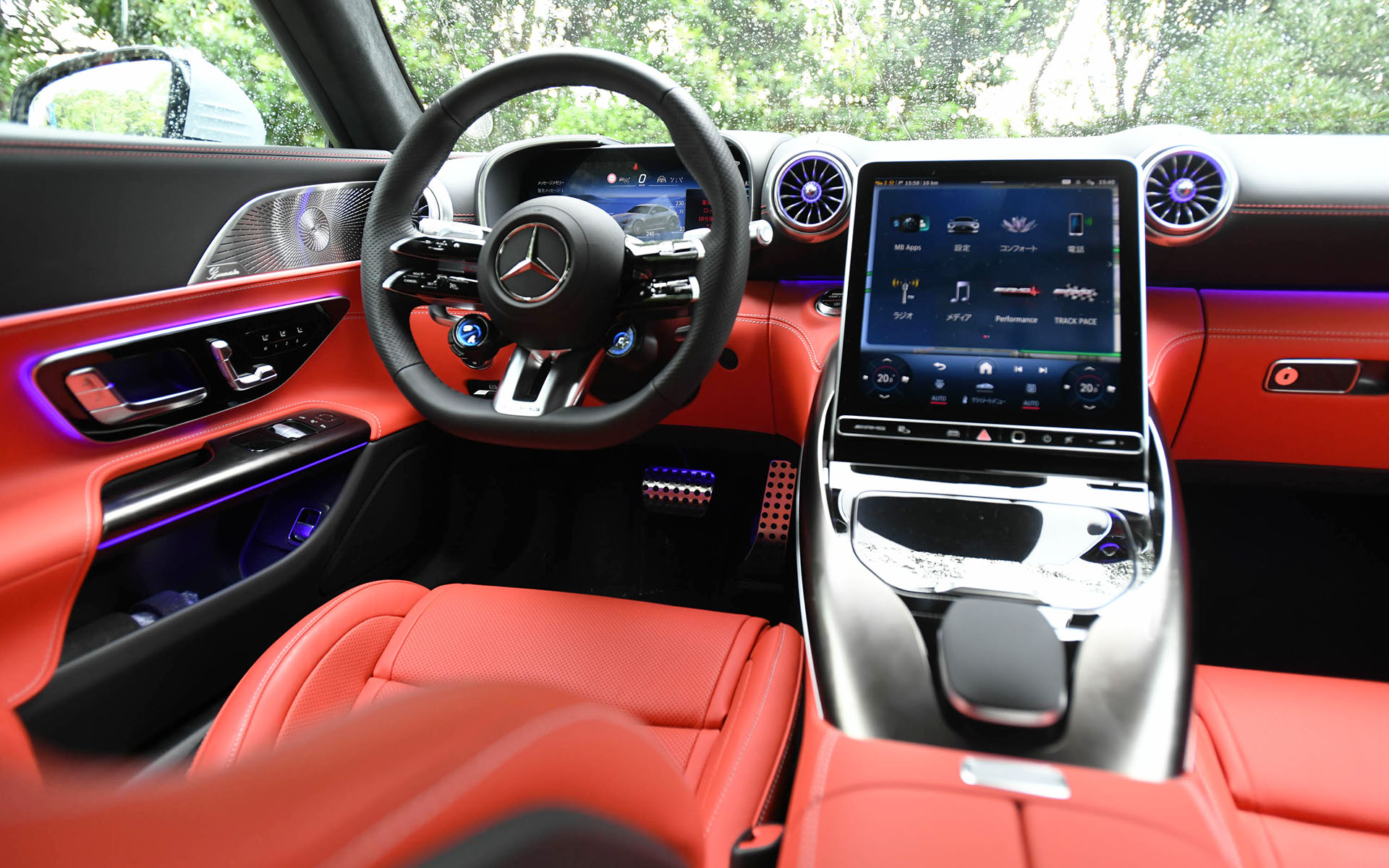 アナログとデジタルを融合した“ハイパーアナログ”デザインのインテリア。ウイング形状のダッシュボードや、NACTダクトデザインの採用など、航空機からインスパイアされたデザインが用いられている。12.3インチのデジタルコックピットディスプレイは好みに応じて表示を変更可能。11.9インチの縦型メディアディスプレイも標準装備され、「Hi, Mercedes」をキーワードとして起動する対話型インフォテインメントシステム「MBUX」の第2世代が搭載される