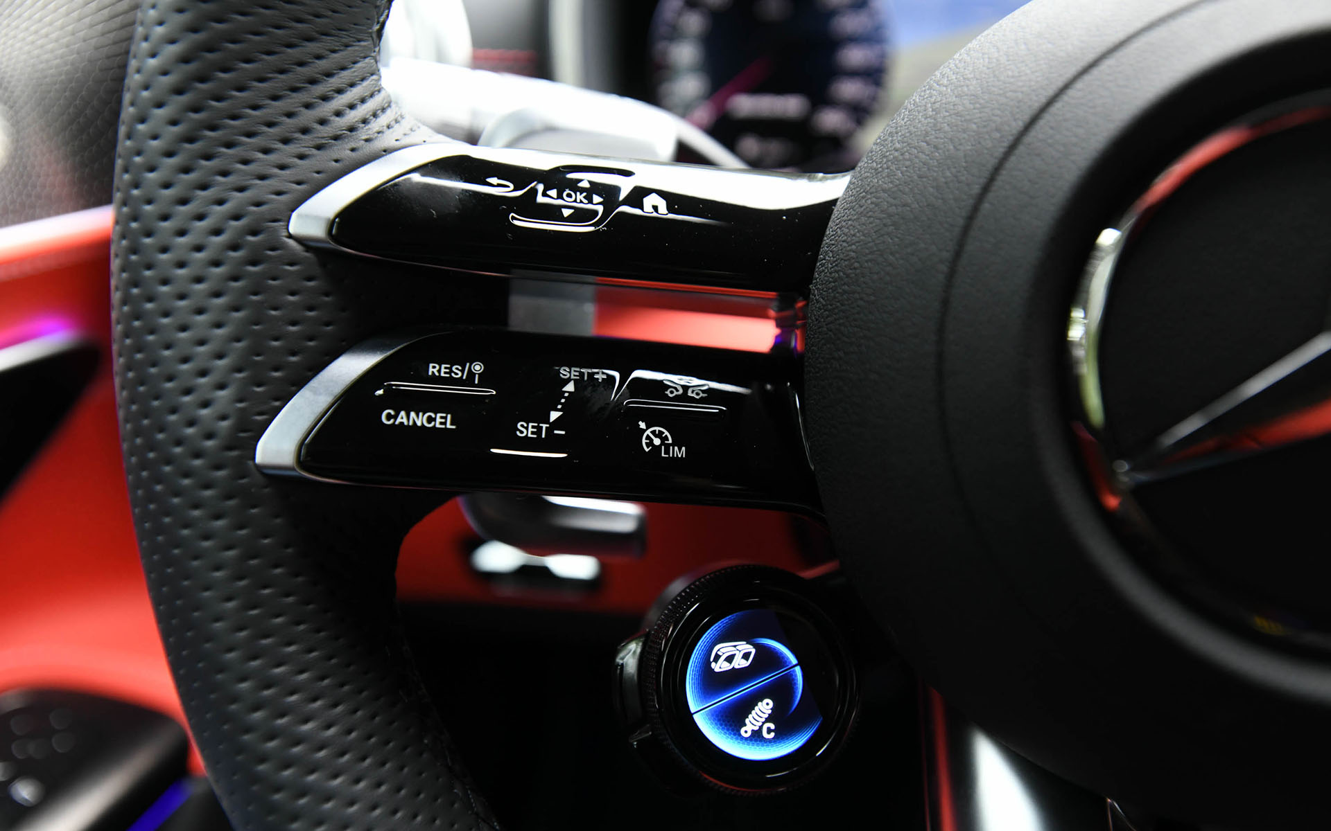 アナログとデジタルを融合した“ハイパーアナログ”デザインのインテリア。ウイング形状のダッシュボードや、NACTダクトデザインの採用など、航空機からインスパイアされたデザインが用いられている。12.3インチのデジタルコックピットディスプレイは好みに応じて表示を変更可能。11.9インチの縦型メディアディスプレイも標準装備され、「Hi, Mercedes」をキーワードとして起動する対話型インフォテインメントシステム「MBUX」の第2世代が搭載される