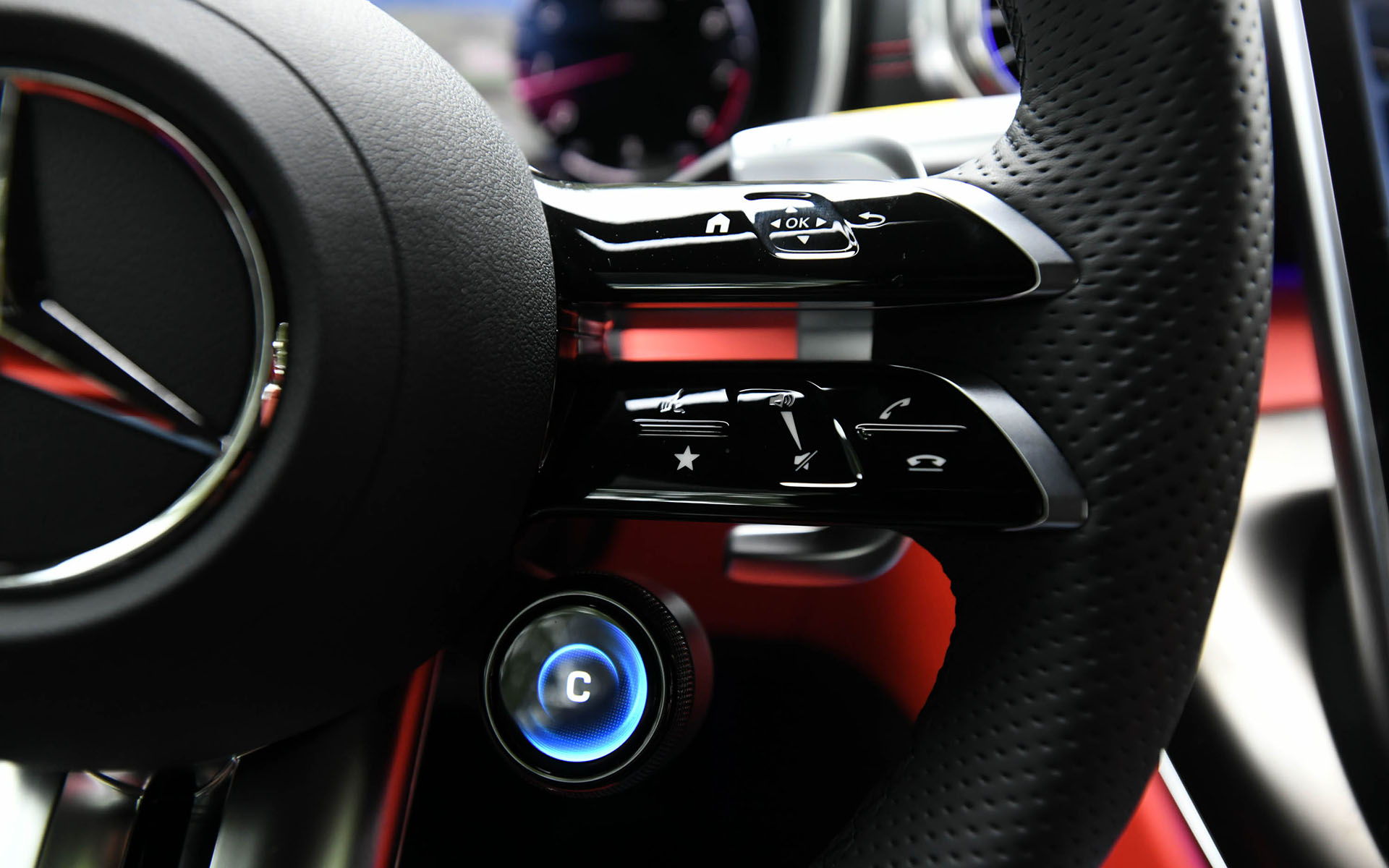 アナログとデジタルを融合した“ハイパーアナログ”デザインのインテリア。ウイング形状のダッシュボードや、NACTダクトデザインの採用など、航空機からインスパイアされたデザインが用いられている。12.3インチのデジタルコックピットディスプレイは好みに応じて表示を変更可能。11.9インチの縦型メディアディスプレイも標準装備され、「Hi, Mercedes」をキーワードとして起動する対話型インフォテインメントシステム「MBUX」の第2世代が搭載される