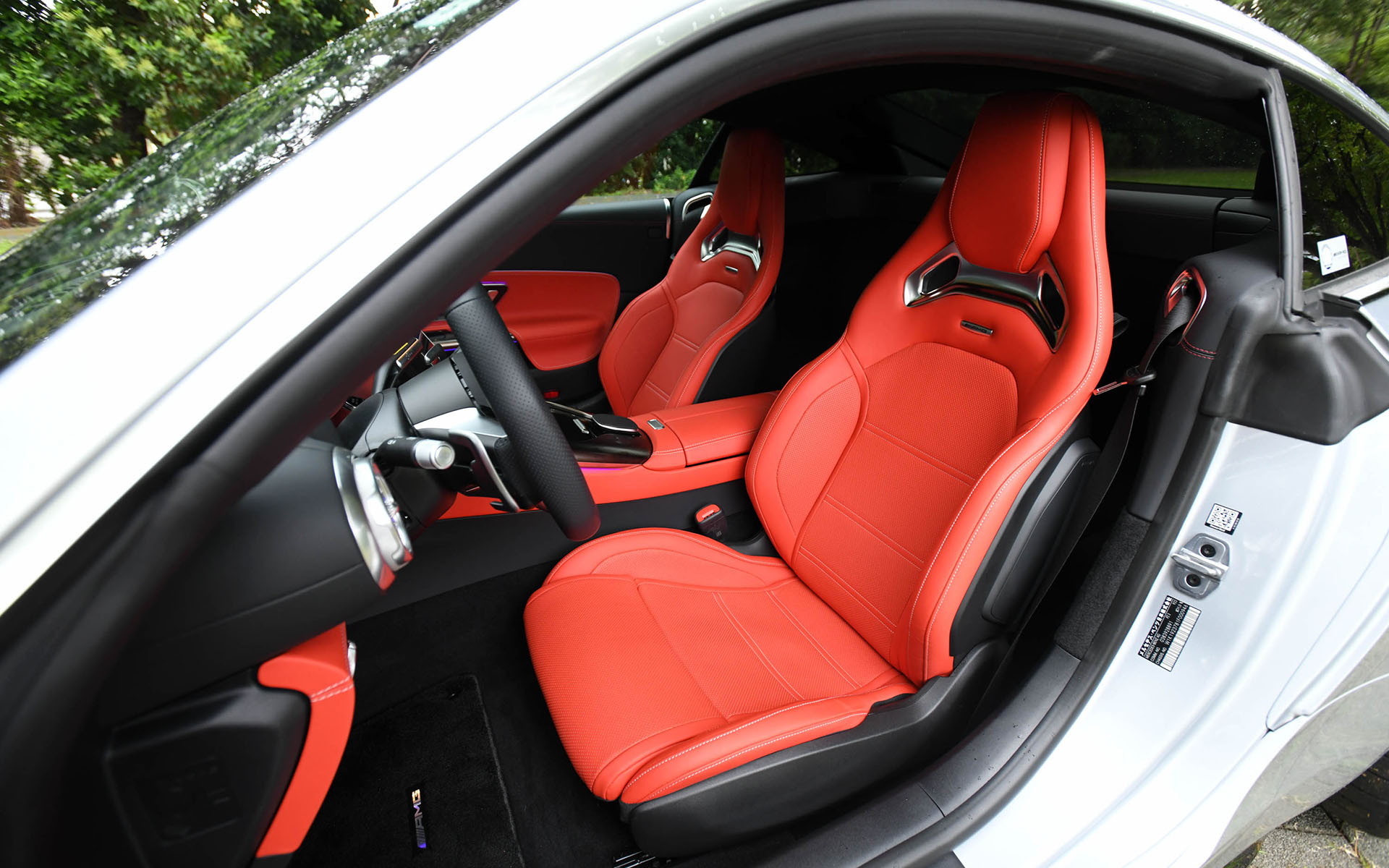 アナログとデジタルを融合した“ハイパーアナログ”デザインのインテリア。ウイング形状のダッシュボードや、NACTダクトデザインの採用など、航空機からインスパイアされたデザインが用いられている。12.3インチのデジタルコックピットディスプレイは好みに応じて表示を変更可能。11.9インチの縦型メディアディスプレイも標準装備され、「Hi, Mercedes」をキーワードとして起動する対話型インフォテインメントシステム「MBUX」の第2世代が搭載される