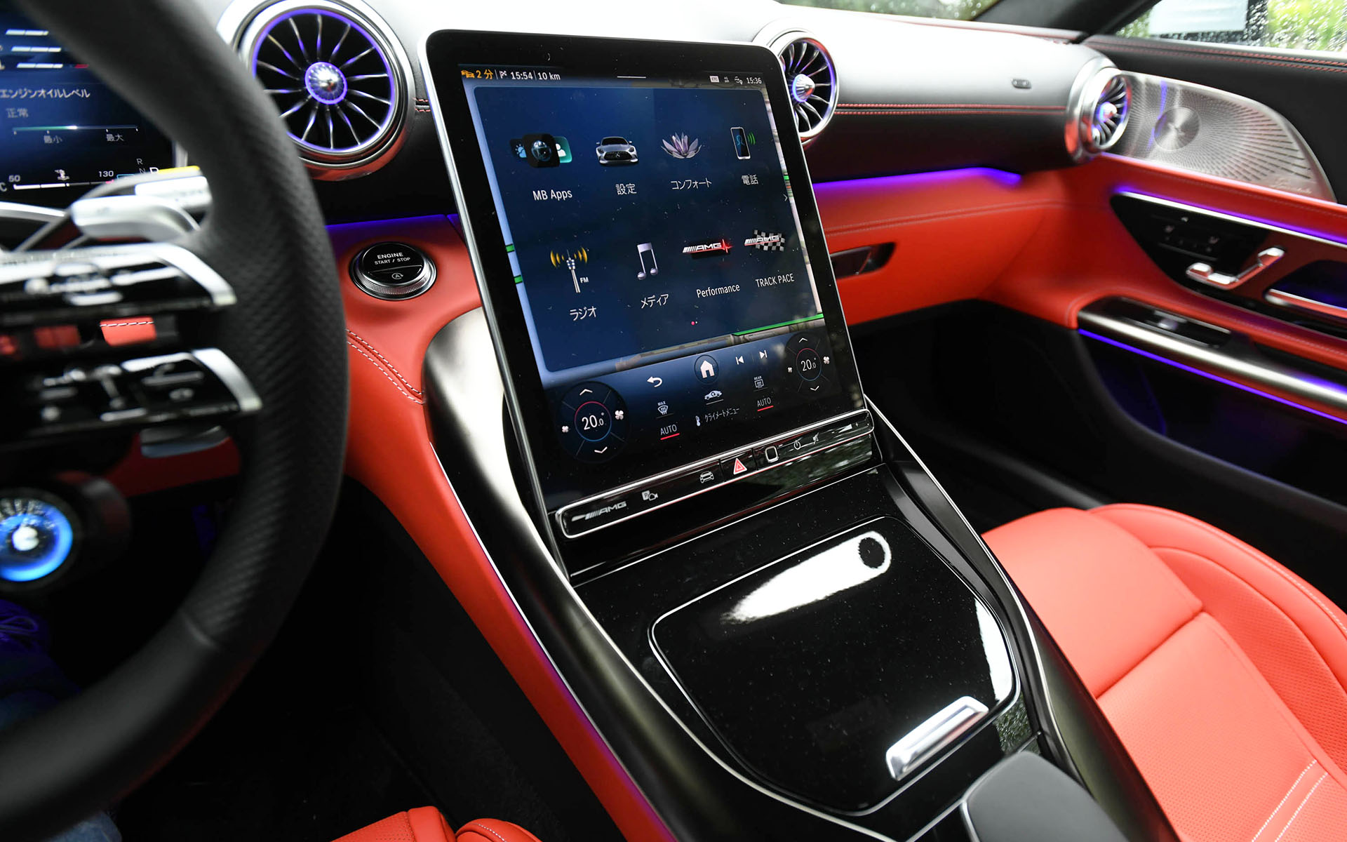 アナログとデジタルを融合した“ハイパーアナログ”デザインのインテリア。ウイング形状のダッシュボードや、NACTダクトデザインの採用など、航空機からインスパイアされたデザインが用いられている。12.3インチのデジタルコックピットディスプレイは好みに応じて表示を変更可能。11.9インチの縦型メディアディスプレイも標準装備され、「Hi, Mercedes」をキーワードとして起動する対話型インフォテインメントシステム「MBUX」の第2世代が搭載される