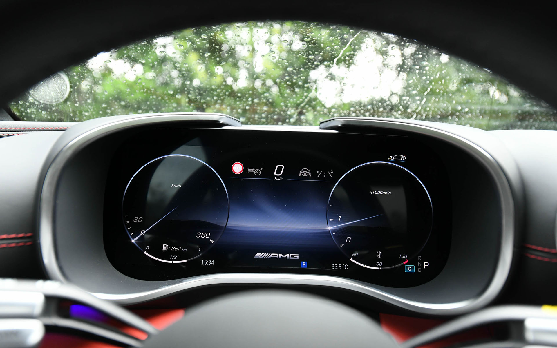 アナログとデジタルを融合した“ハイパーアナログ”デザインのインテリア。ウイング形状のダッシュボードや、NACTダクトデザインの採用など、航空機からインスパイアされたデザインが用いられている。12.3インチのデジタルコックピットディスプレイは好みに応じて表示を変更可能。11.9インチの縦型メディアディスプレイも標準装備され、「Hi, Mercedes」をキーワードとして起動する対話型インフォテインメントシステム「MBUX」の第2世代が搭載される