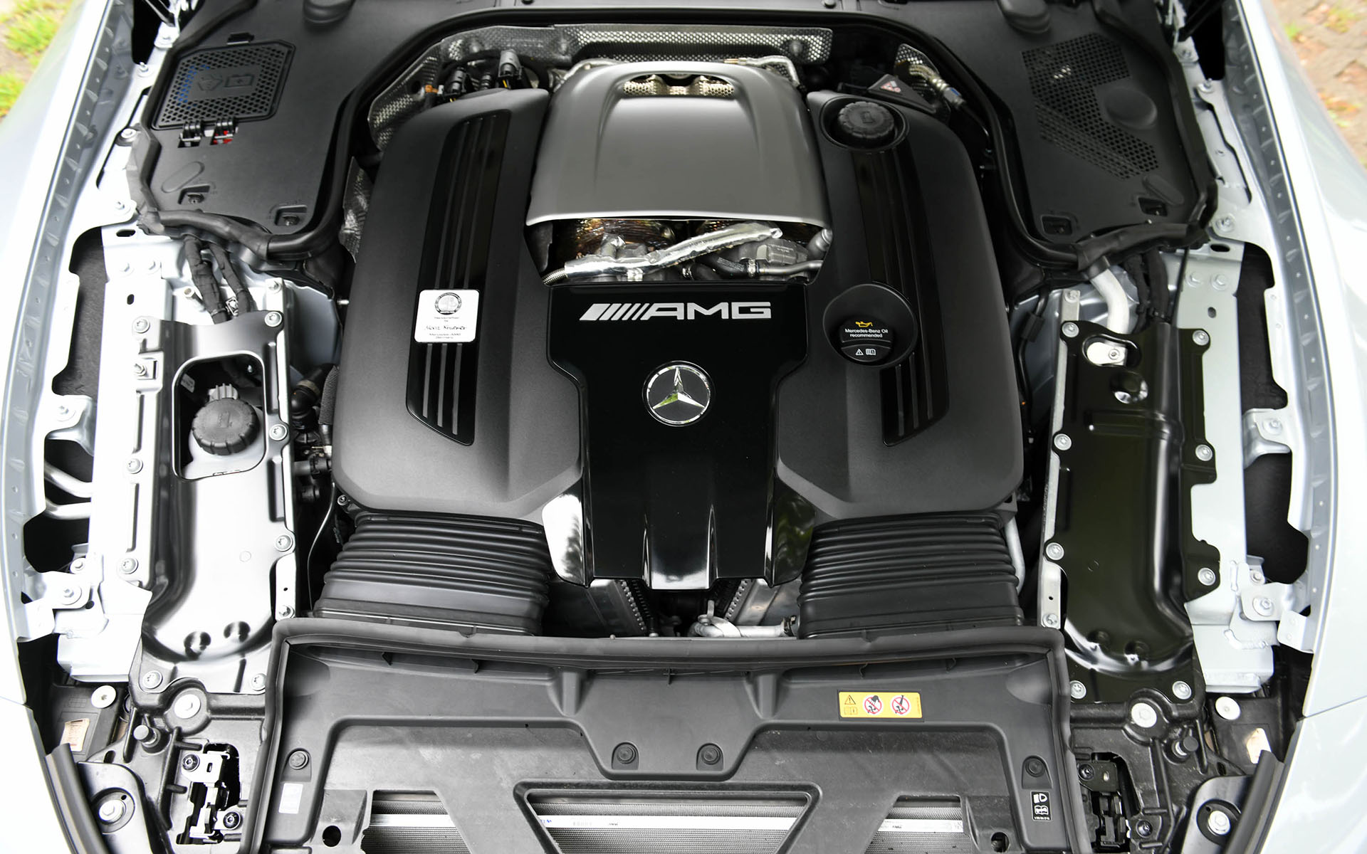 アファルターバッハで「One Man, One Engine」の原則に則って生産される最高出力430kW（585PS）/5500-6500rpm、最大トルク800Nm/2500-5000rpmを発生するV型8気筒4.0リッター「M177」エンジン。トランスミッションは湿式多板クラッチを採用したはAMGスピードシフトMCT9速トランスミッションを採用