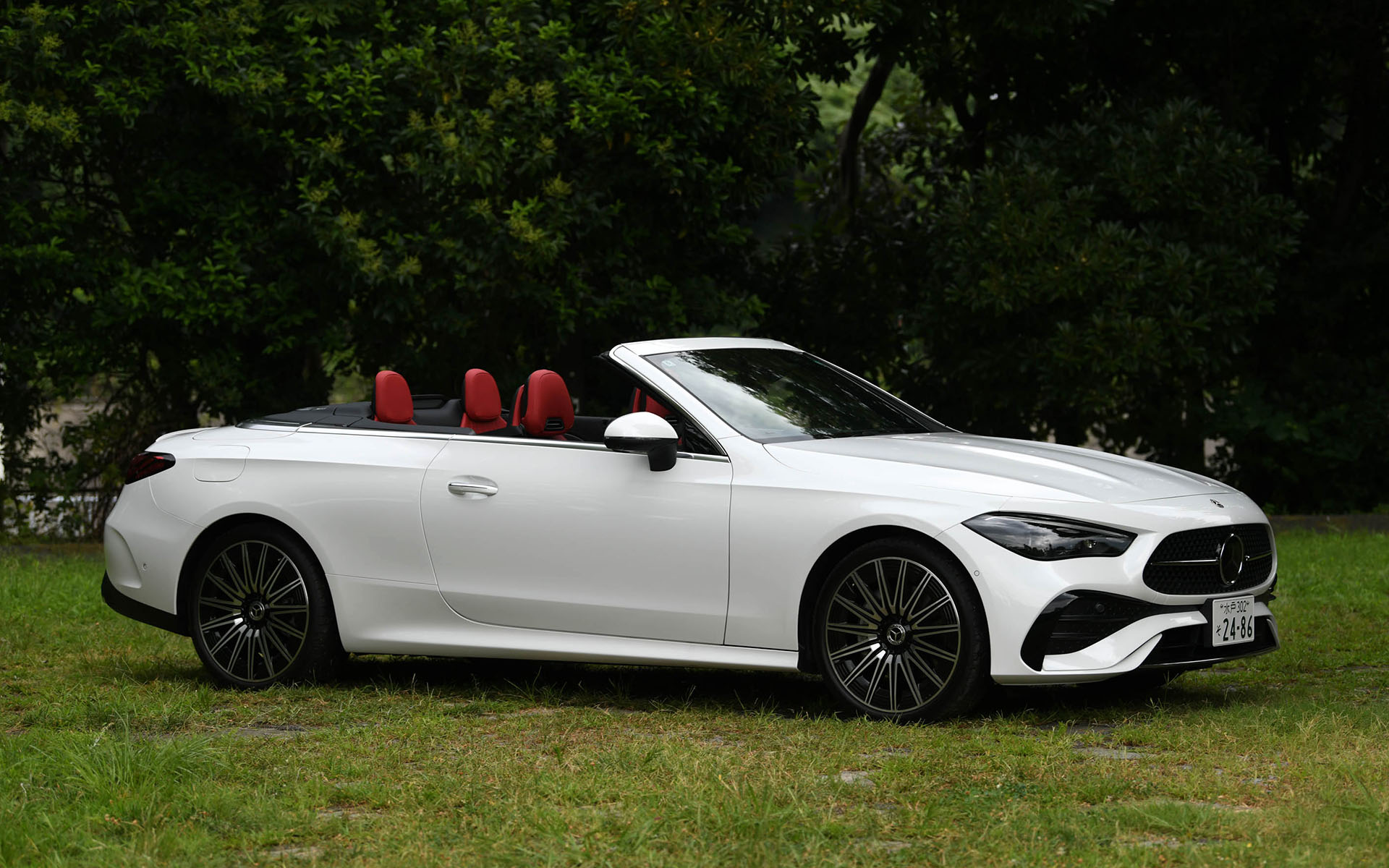 現時点でメルセデス・ベンツブランドとして唯一のカブリオレモデルとなるCLE 200 カブリオレ スポーツ。AMGラインエクステリアを標準装備し、力強くスポーティなスタイリングとなっている。試乗車はオプションのドライバーズパッケージを装着しているため、タイヤサイズは通常の19インチからフロント245/35R20、リア275/30R20にサイズアップ。装着タイヤはグッドイヤー「イーグル F1 アシメトリック 5」となっていた