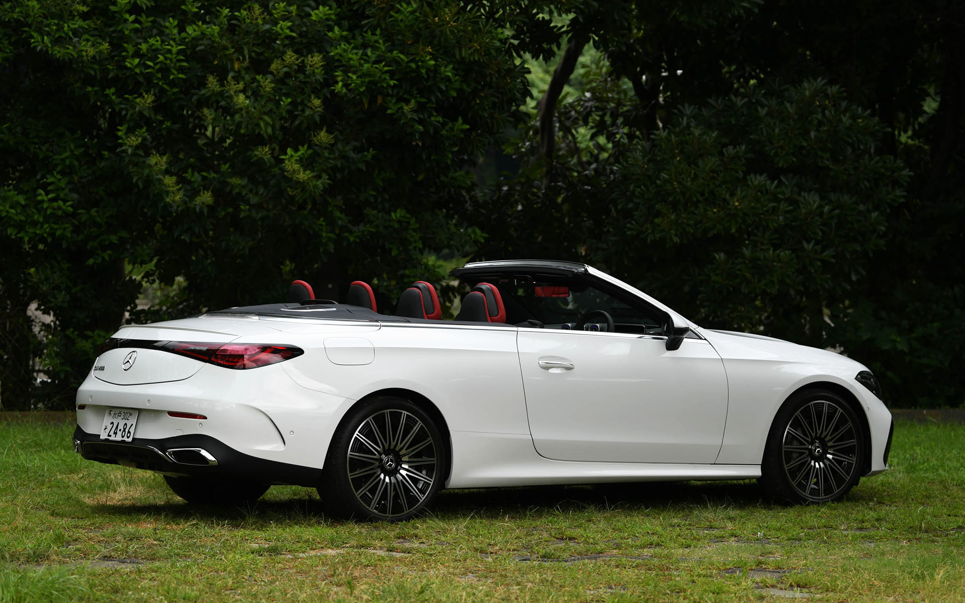 現時点でメルセデス・ベンツブランドとして唯一のカブリオレモデルとなるCLE 200 カブリオレ スポーツ。AMGラインエクステリアを標準装備し、力強くスポーティなスタイリングとなっている。試乗車はオプションのドライバーズパッケージを装着しているため、タイヤサイズは通常の19インチからフロント245/35R20、リア275/30R20にサイズアップ。装着タイヤはグッドイヤー「イーグル F1 アシメトリック 5」となっていた