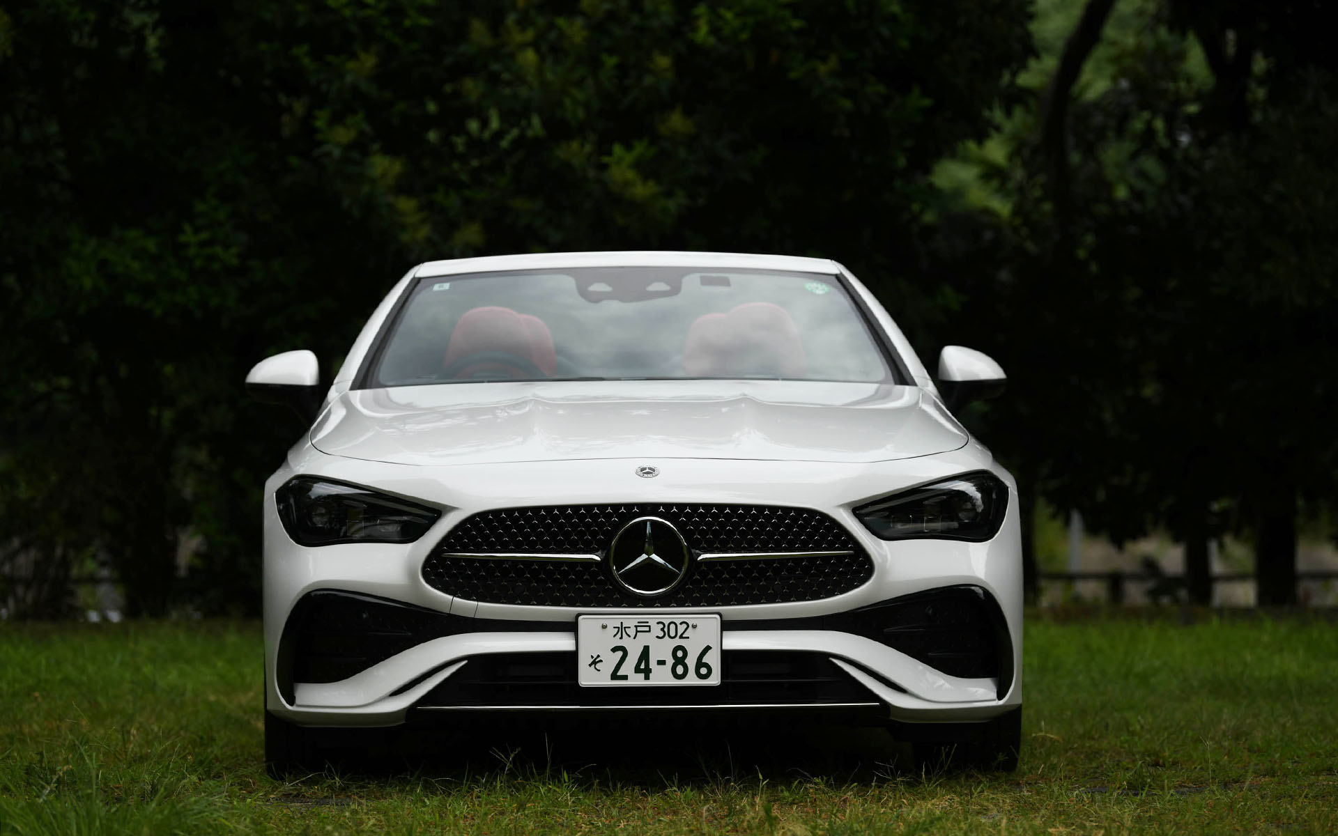 現時点でメルセデス・ベンツブランドとして唯一のカブリオレモデルとなるCLE 200 カブリオレ スポーツ。AMGラインエクステリアを標準装備し、力強くスポーティなスタイリングとなっている。試乗車はオプションのドライバーズパッケージを装着しているため、タイヤサイズは通常の19インチからフロント245/35R20、リア275/30R20にサイズアップ。装着タイヤはグッドイヤー「イーグル F1 アシメトリック 5」となっていた