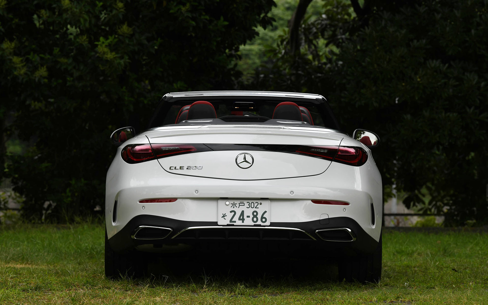 現時点でメルセデス・ベンツブランドとして唯一のカブリオレモデルとなるCLE 200 カブリオレ スポーツ。AMGラインエクステリアを標準装備し、力強くスポーティなスタイリングとなっている。試乗車はオプションのドライバーズパッケージを装着しているため、タイヤサイズは通常の19インチからフロント245/35R20、リア275/30R20にサイズアップ。装着タイヤはグッドイヤー「イーグル F1 アシメトリック 5」となっていた