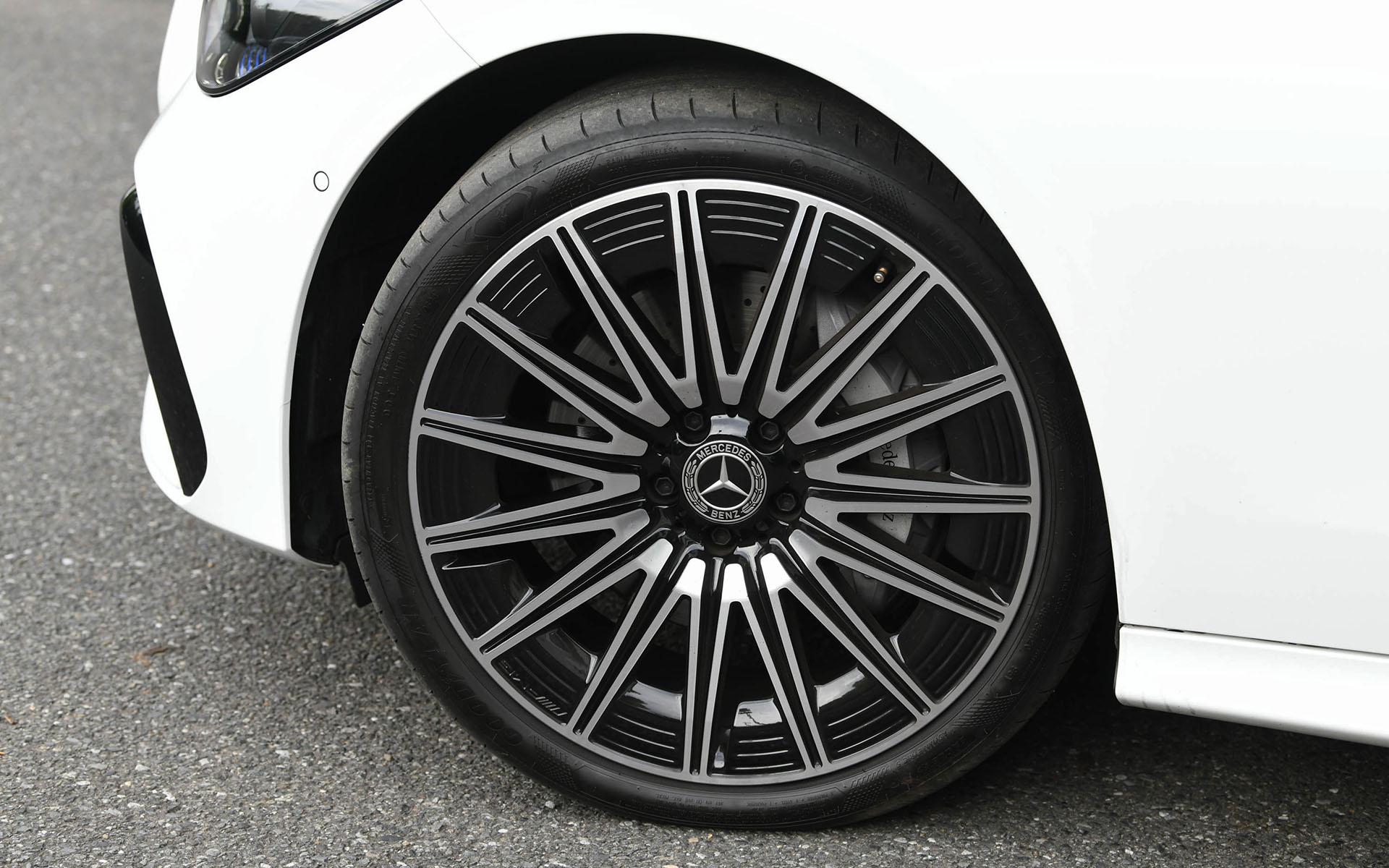 現時点でメルセデス・ベンツブランドとして唯一のカブリオレモデルとなるCLE 200 カブリオレ スポーツ。AMGラインエクステリアを標準装備し、力強くスポーティなスタイリングとなっている。試乗車はオプションのドライバーズパッケージを装着しているため、タイヤサイズは通常の19インチからフロント245/35R20、リア275/30R20にサイズアップ。装着タイヤはグッドイヤー「イーグル F1 アシメトリック 5」となっていた