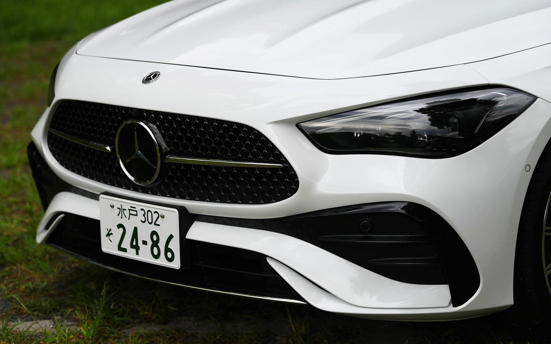 現時点でメルセデス・ベンツブランドとして唯一のカブリオレモデルとなるCLE 200 カブリオレ スポーツ。AMGラインエクステリアを標準装備し、力強くスポーティなスタイリングとなっている。試乗車はオプションのドライバーズパッケージを装着しているため、タイヤサイズは通常の19インチからフロント245/35R20、リア275/30R20にサイズアップ。装着タイヤはグッドイヤー「イーグル F1 アシメトリック 5」となっていた