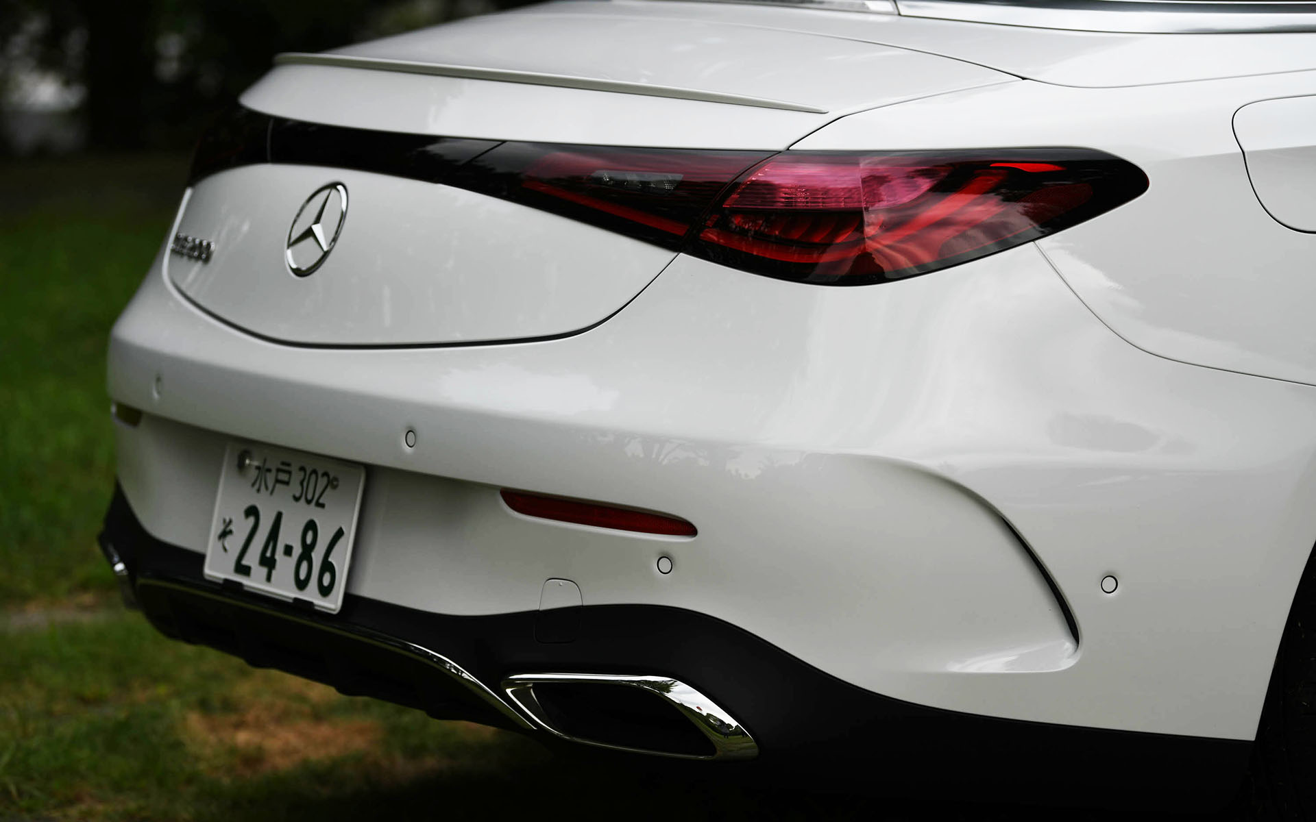 現時点でメルセデス・ベンツブランドとして唯一のカブリオレモデルとなるCLE 200 カブリオレ スポーツ。AMGラインエクステリアを標準装備し、力強くスポーティなスタイリングとなっている。試乗車はオプションのドライバーズパッケージを装着しているため、タイヤサイズは通常の19インチからフロント245/35R20、リア275/30R20にサイズアップ。装着タイヤはグッドイヤー「イーグル F1 アシメトリック 5」となっていた