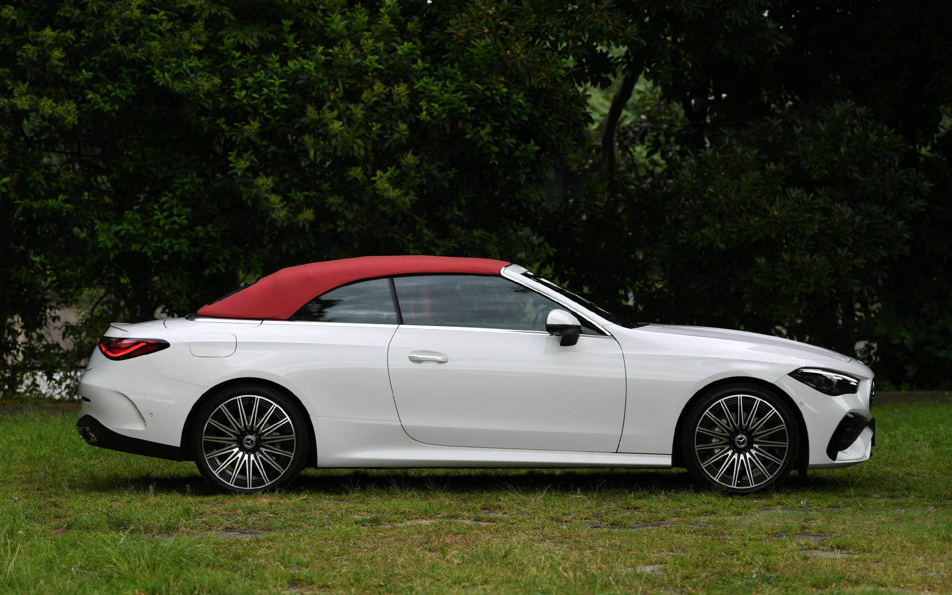 ソフトトップは60km/h以下であれば約20秒で開閉可能。アコースティックソフトトップは遮音性と耐候性に優れており、室内のノイズを大幅に抑制する