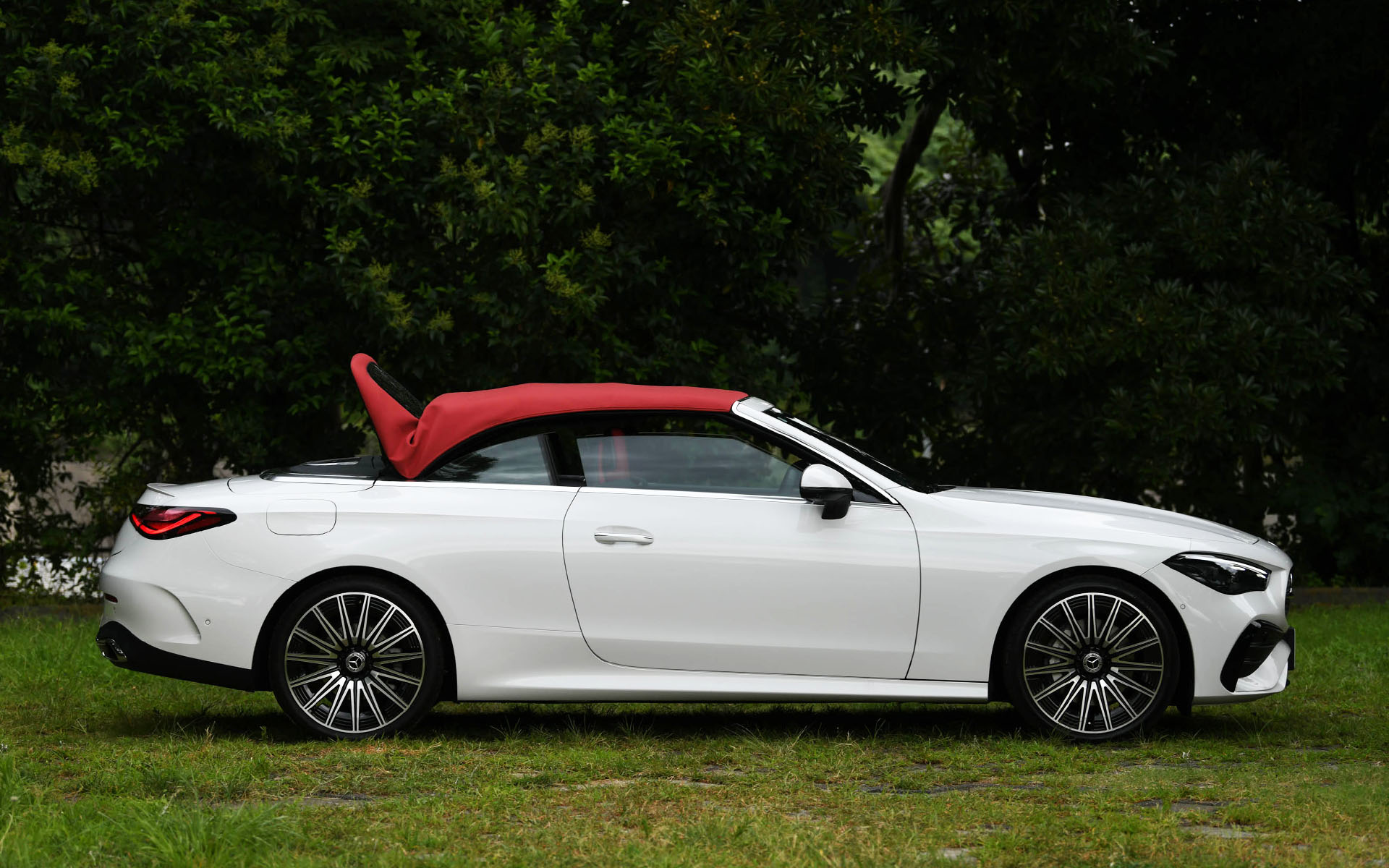 ソフトトップは60km/h以下であれば約20秒で開閉可能。アコースティックソフトトップは遮音性と耐候性に優れており、室内のノイズを大幅に抑制する