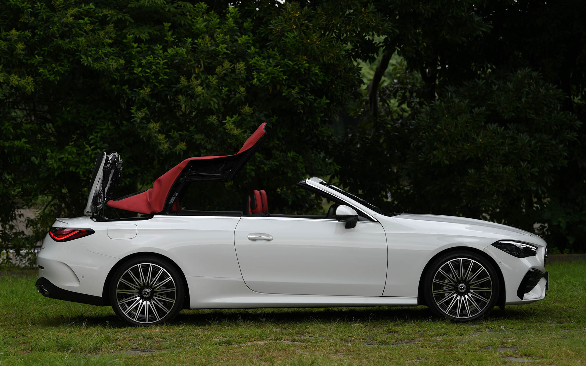 ソフトトップは60km/h以下であれば約20秒で開閉可能。アコースティックソフトトップは遮音性と耐候性に優れており、室内のノイズを大幅に抑制する