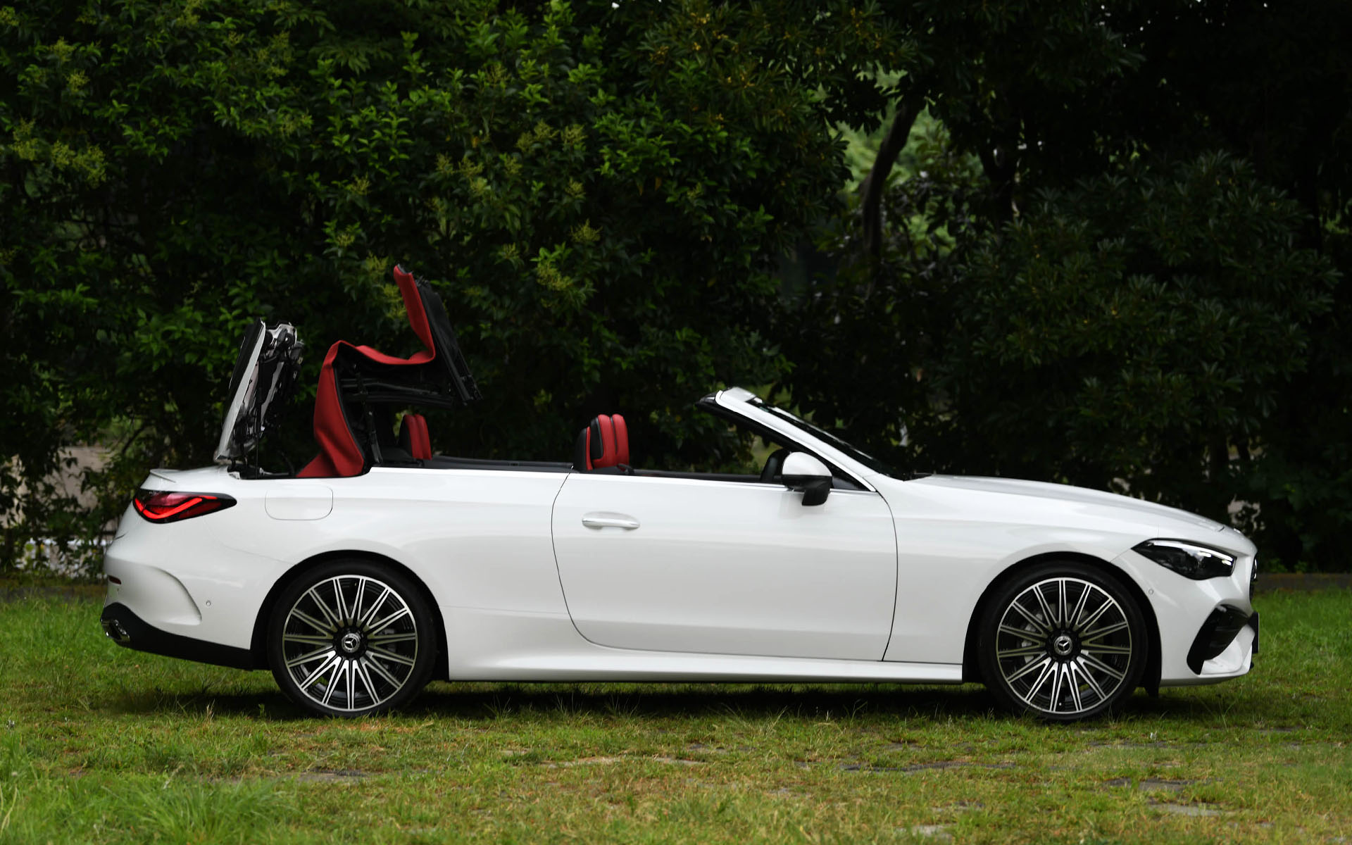 ソフトトップは60km/h以下であれば約20秒で開閉可能。アコースティックソフトトップは遮音性と耐候性に優れており、室内のノイズを大幅に抑制する