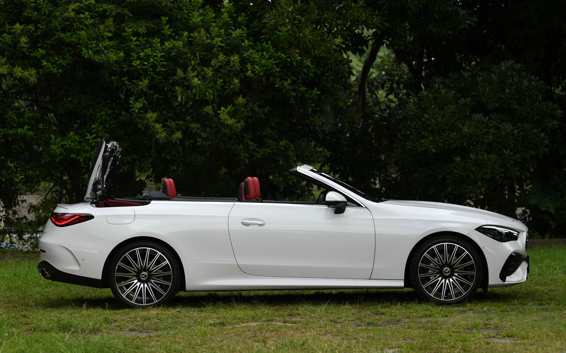 ソフトトップは60km/h以下であれば約20秒で開閉可能。アコースティックソフトトップは遮音性と耐候性に優れており、室内のノイズを大幅に抑制する