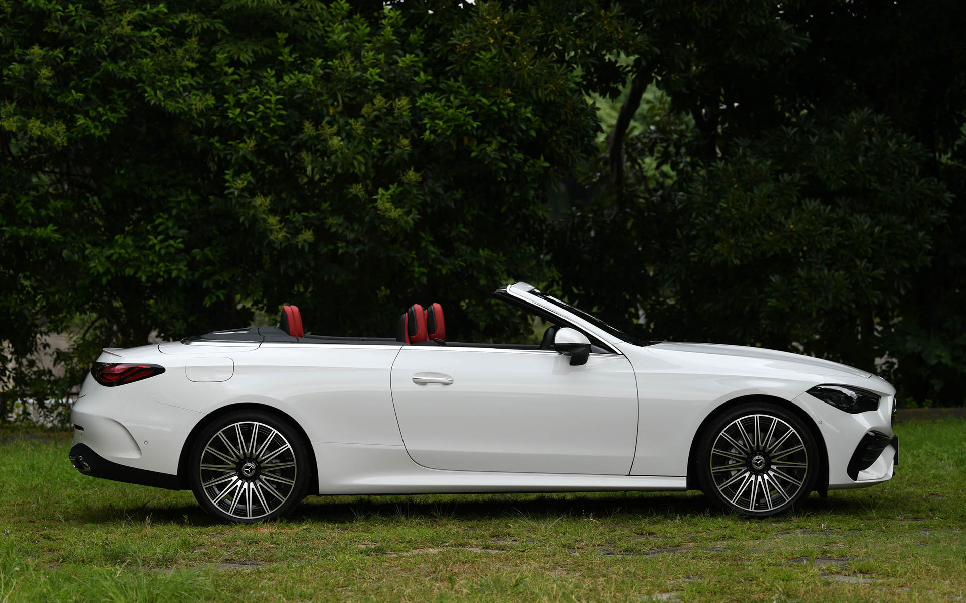 ソフトトップは60km/h以下であれば約20秒で開閉可能。アコースティックソフトトップは遮音性と耐候性に優れており、室内のノイズを大幅に抑制する