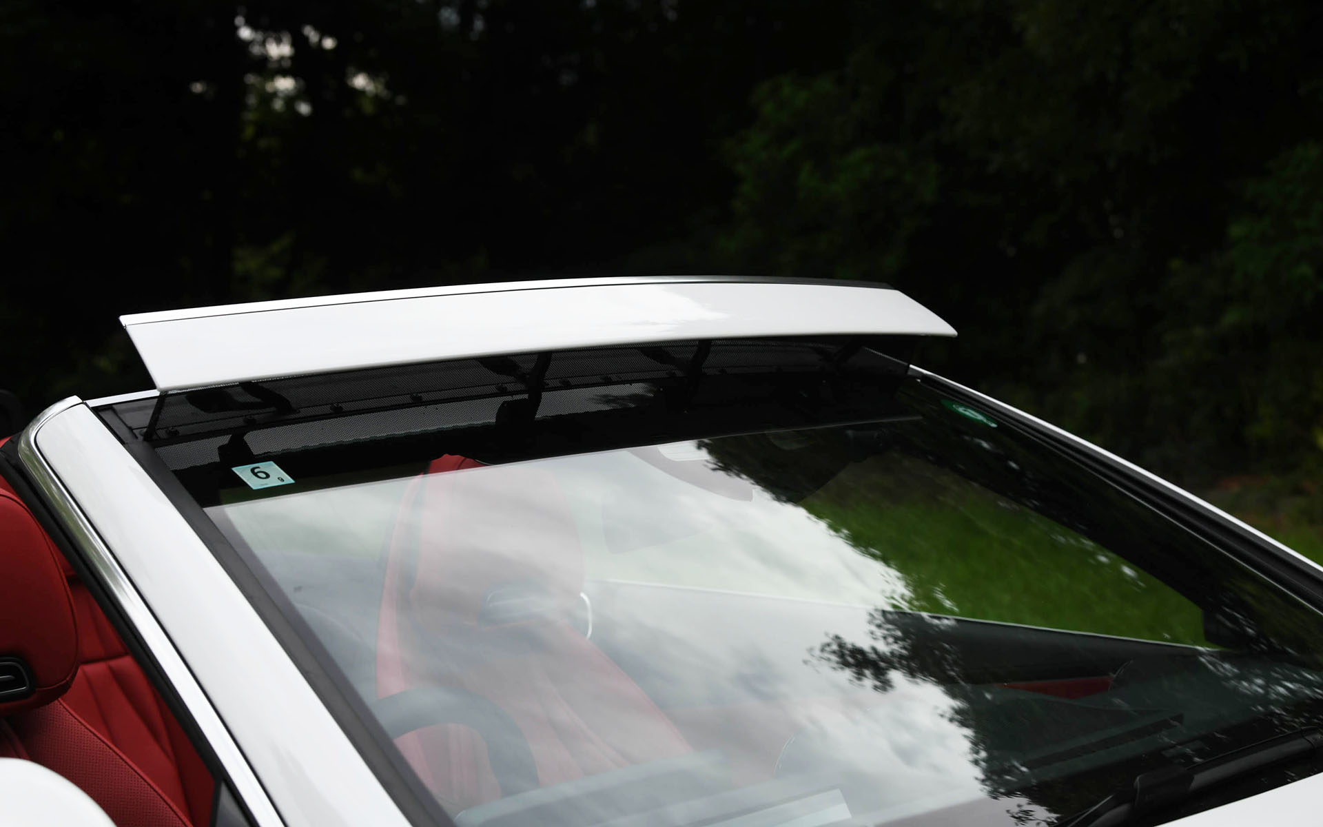 キャビン内へ風の巻き込みを低減するフロントウィンドウ上縁のウインドウディフレクターと、後席後ろのドラフトストップより構成されるエアキャップを採用