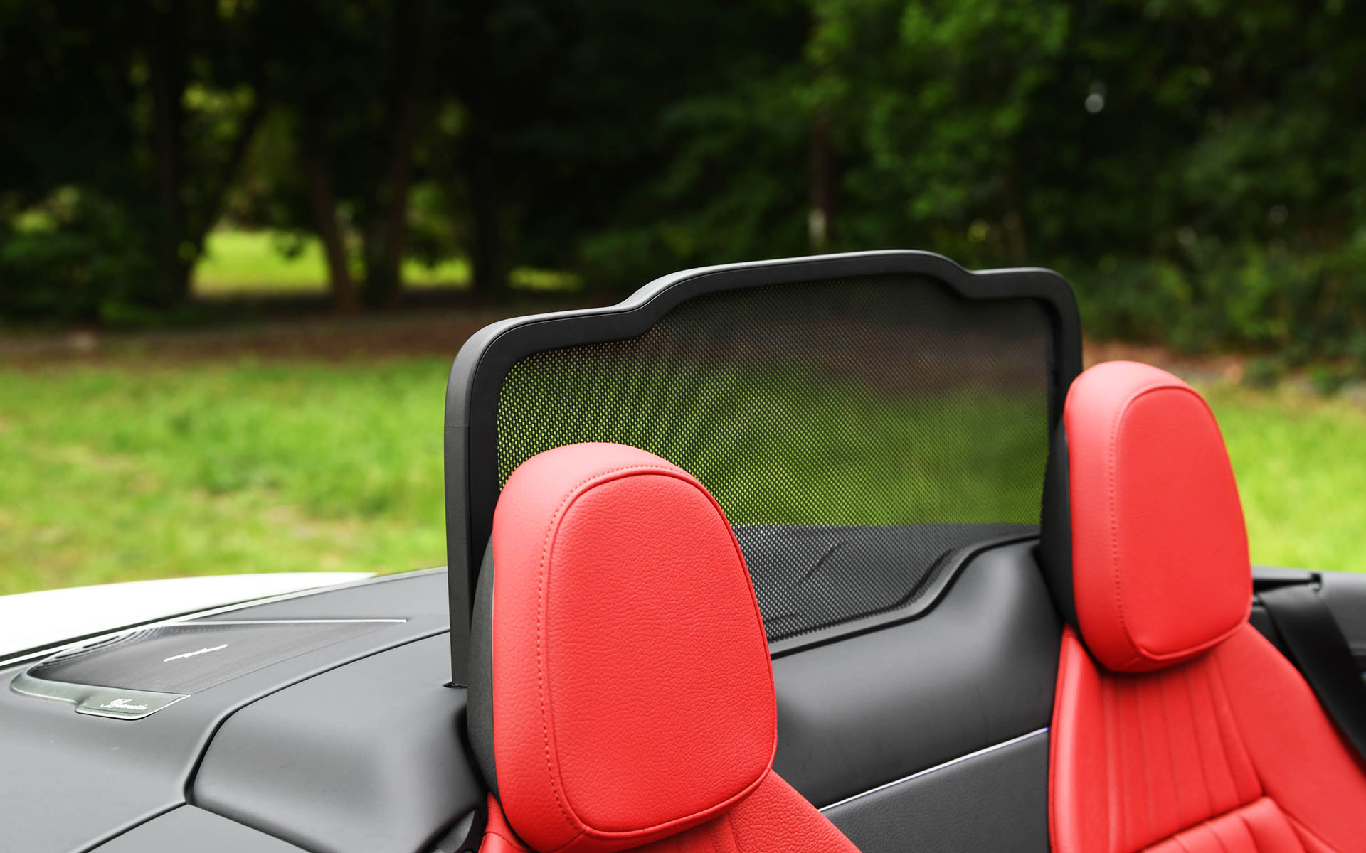 キャビン内へ風の巻き込みを低減するフロントウィンドウ上縁のウインドウディフレクターと、後席後ろのドラフトストップより構成されるエアキャップを採用