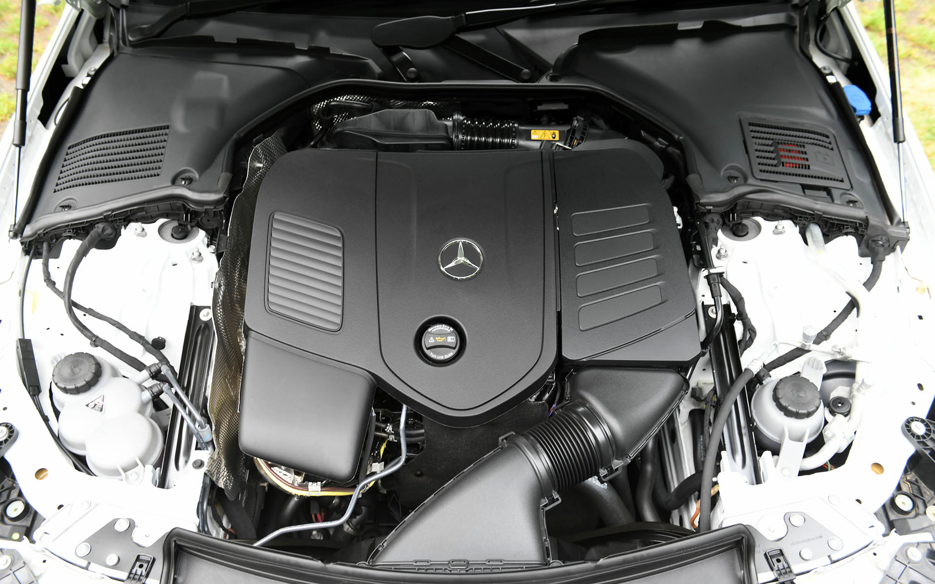 最高出力150kW（204PS）/5800rpm、最大トルク320Nm/1600-4000rpmを発生する直列4気筒2.0リッターターボ「254M20」エンジンに加え、最高出力17kW/1500-3000rpm、最大トルク205Nm/0-750rpmを発生する交流同期モーター「EM0024」を用いる「ISG」技術搭載モデル。トランスミッションは9G-TRONICオートマチックトランスミッションを採用。駆動方式は後輪駆動