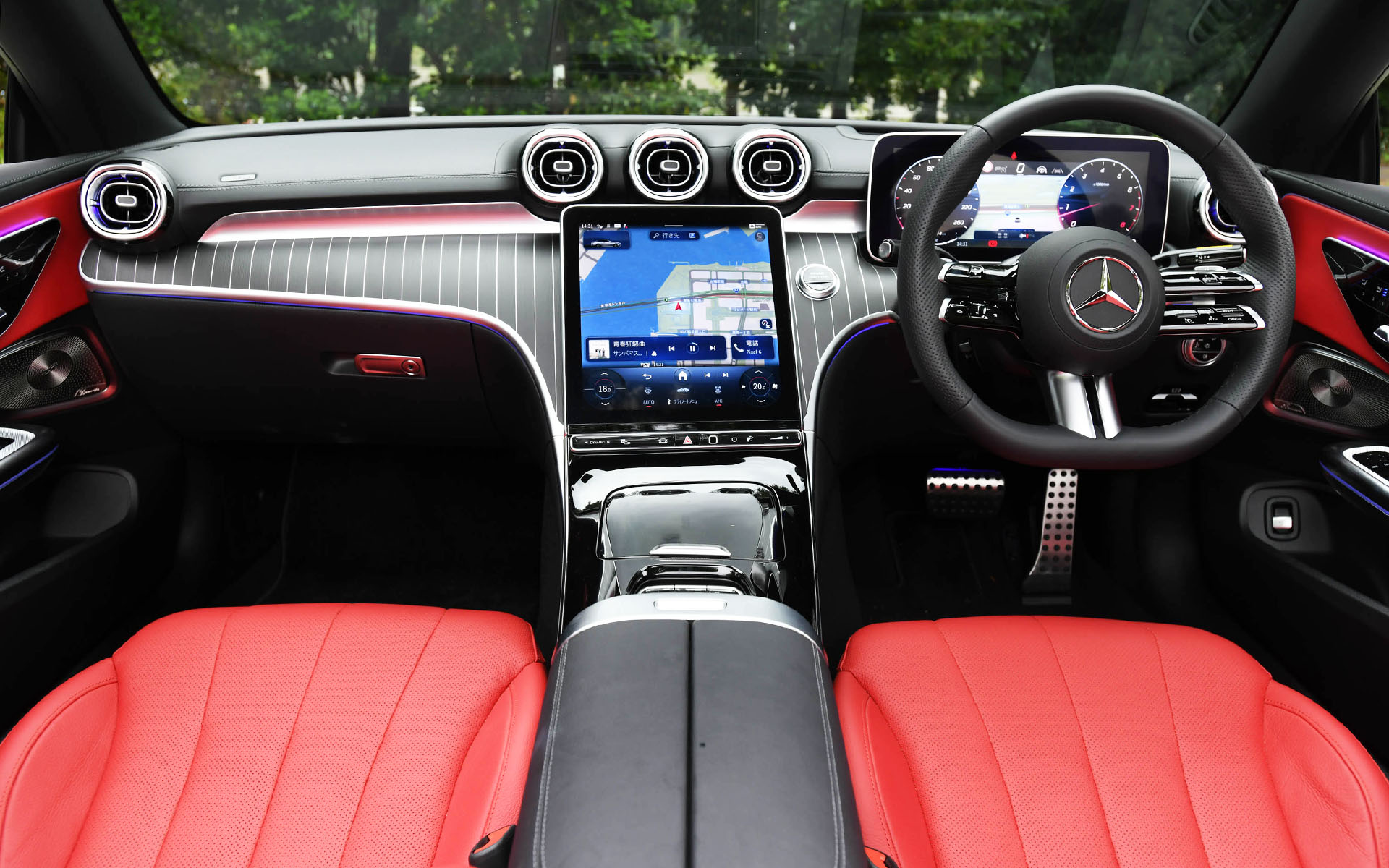 12.3インチと11.9インチの高解像度ディスプレイを採用したインテリア。中央のメディアディスプレイは、ソフトトップ開放時に日光の差し込む向きが変わることで生じる光の反射を防ぐため、傾きが調整可能。MBUXは第3世代となり、「Hi, Merceses」の音声キーワードなしで起動するJust Talk機能に対応した