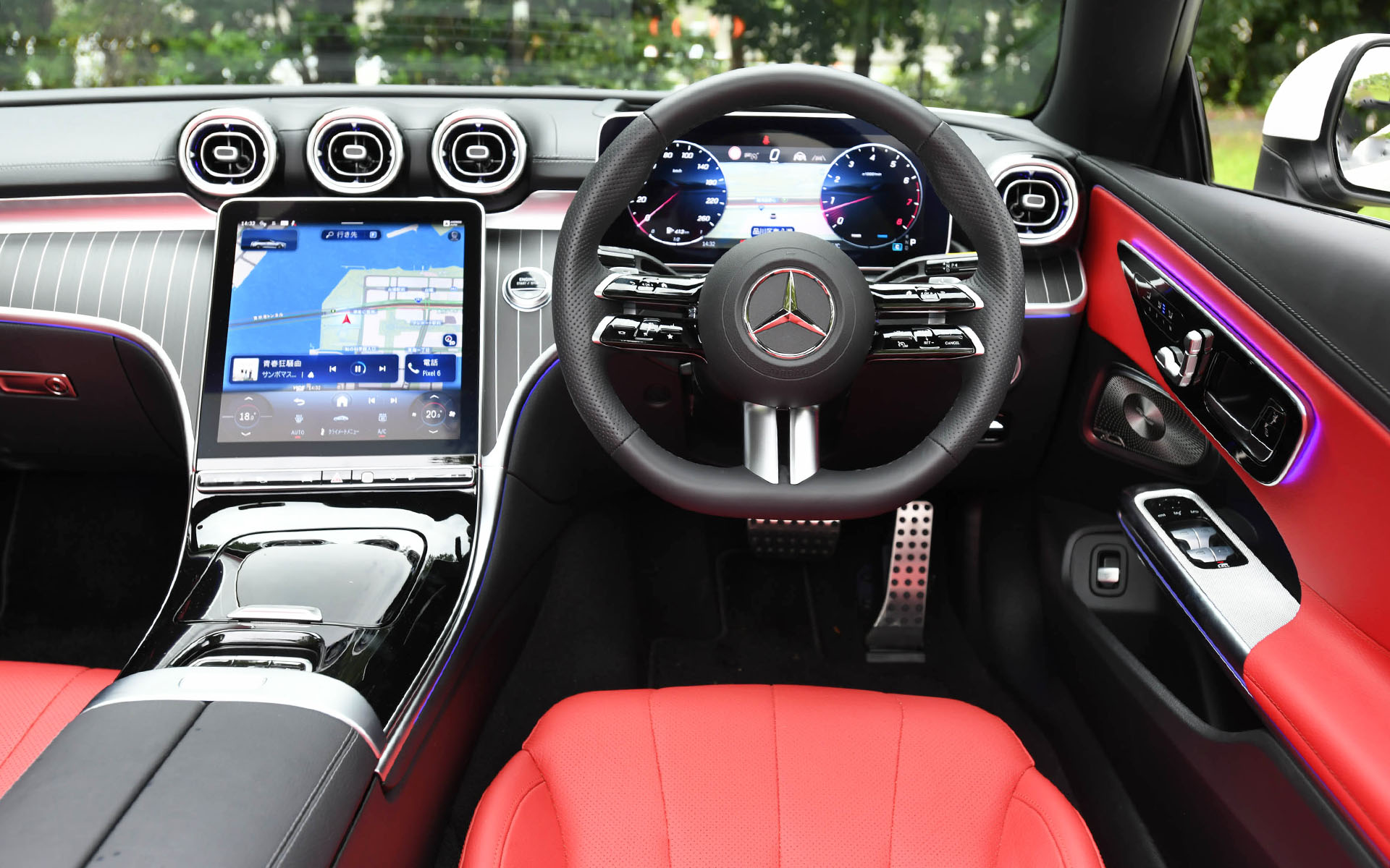 12.3インチと11.9インチの高解像度ディスプレイを採用したインテリア。中央のメディアディスプレイは、ソフトトップ開放時に日光の差し込む向きが変わることで生じる光の反射を防ぐため、傾きが調整可能。MBUXは第3世代となり、「Hi, Merceses」の音声キーワードなしで起動するJust Talk機能に対応した