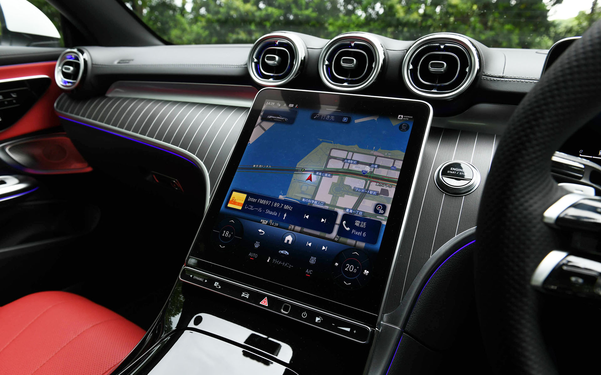 12.3インチと11.9インチの高解像度ディスプレイを採用したインテリア。中央のメディアディスプレイは、ソフトトップ開放時に日光の差し込む向きが変わることで生じる光の反射を防ぐため、傾きが調整可能。MBUXは第3世代となり、「Hi, Merceses」の音声キーワードなしで起動するJust Talk機能に対応した