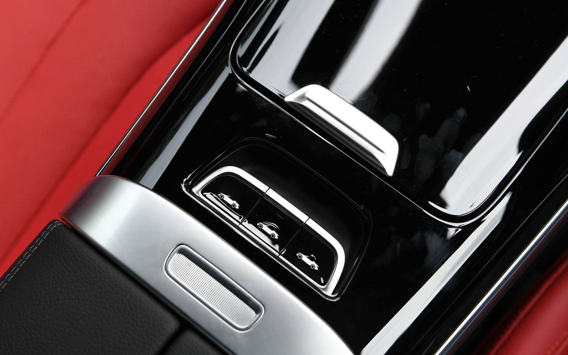 12.3インチと11.9インチの高解像度ディスプレイを採用したインテリア。中央のメディアディスプレイは、ソフトトップ開放時に日光の差し込む向きが変わることで生じる光の反射を防ぐため、傾きが調整可能。MBUXは第3世代となり、「Hi, Merceses」の音声キーワードなしで起動するJust Talk機能に対応した