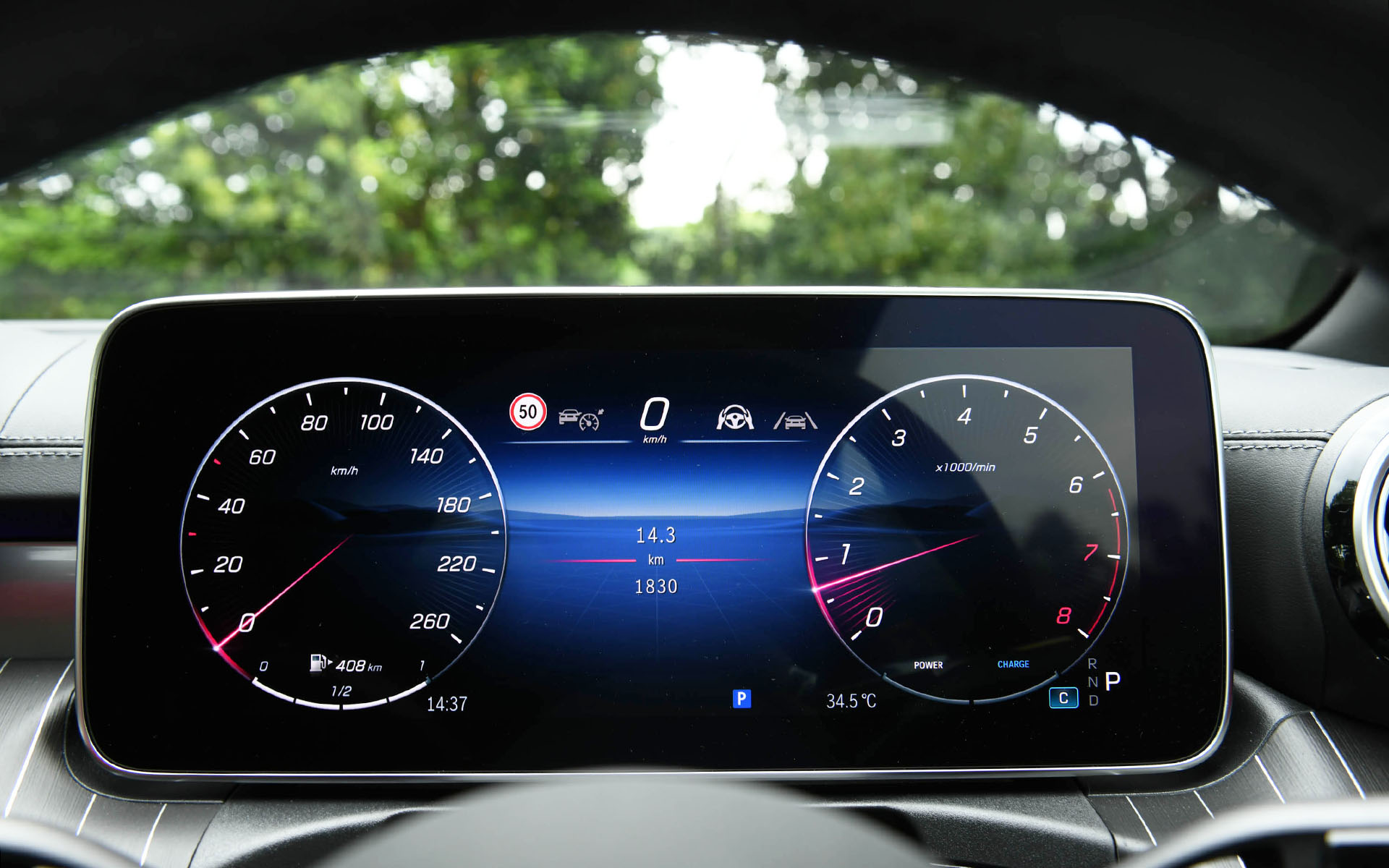 12.3インチと11.9インチの高解像度ディスプレイを採用したインテリア。中央のメディアディスプレイは、ソフトトップ開放時に日光の差し込む向きが変わることで生じる光の反射を防ぐため、傾きが調整可能。MBUXは第3世代となり、「Hi, Merceses」の音声キーワードなしで起動するJust Talk機能に対応した