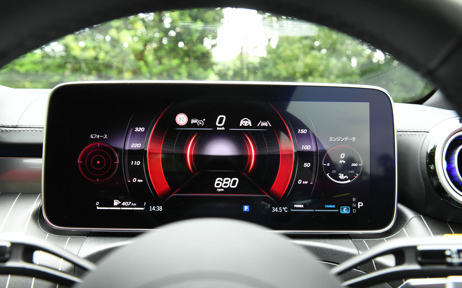 12.3インチと11.9インチの高解像度ディスプレイを採用したインテリア。中央のメディアディスプレイは、ソフトトップ開放時に日光の差し込む向きが変わることで生じる光の反射を防ぐため、傾きが調整可能。MBUXは第3世代となり、「Hi, Merceses」の音声キーワードなしで起動するJust Talk機能に対応した