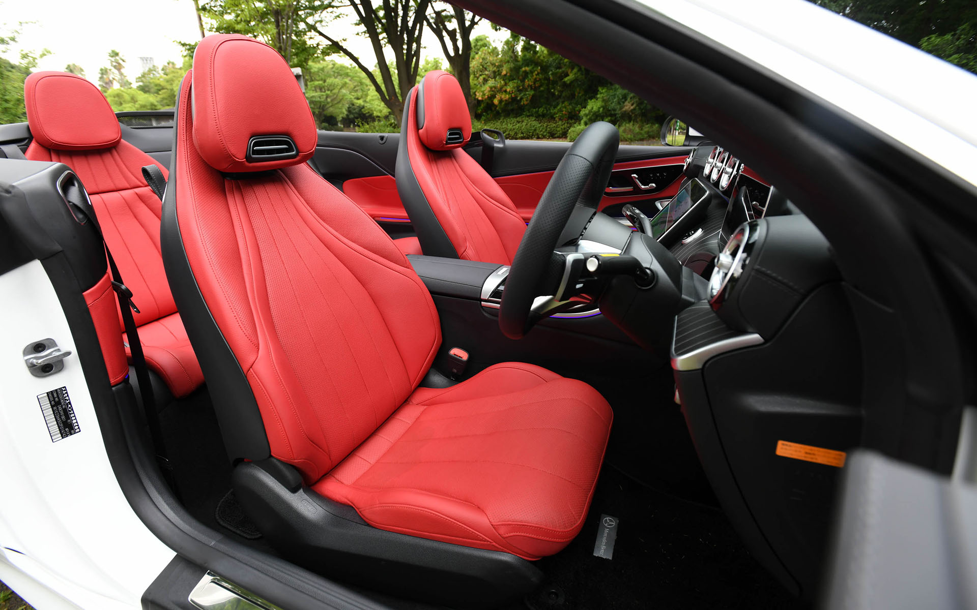 フロントシートはCLE専用に開発。首元を暖めるエアスカーフやシートヒーターといったオープンエアドライブを楽しむための機能が採用されている